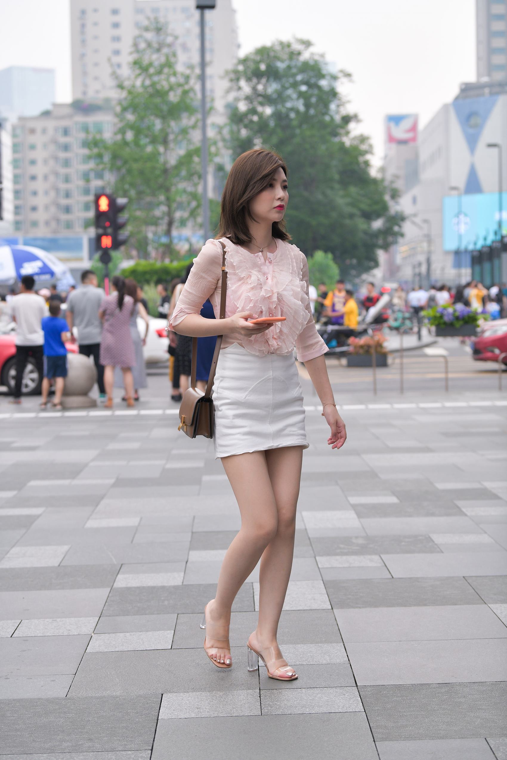 图片[5]-精选精选街拍作品 NO.1729 摄霸街拍作品 – 三位美女中腿最美的一个小解解[84P]-草丛看图