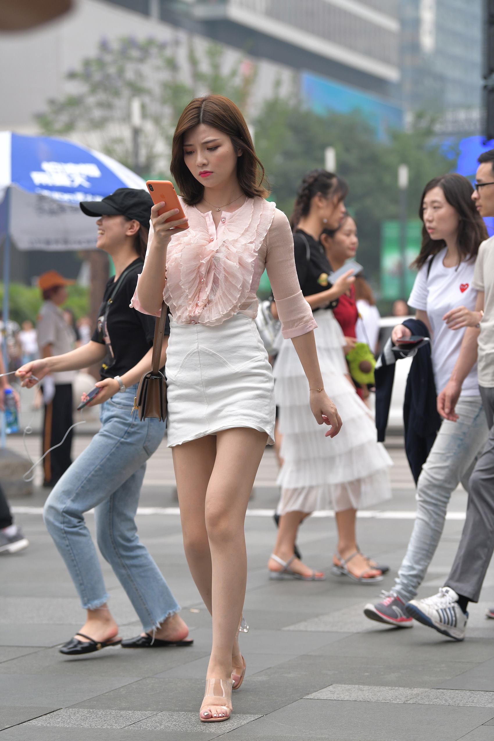 图片[1]-精选精选街拍作品 NO.1729 摄霸街拍作品 – 三位美女中腿最美的一个小解解[84P]-草丛看图