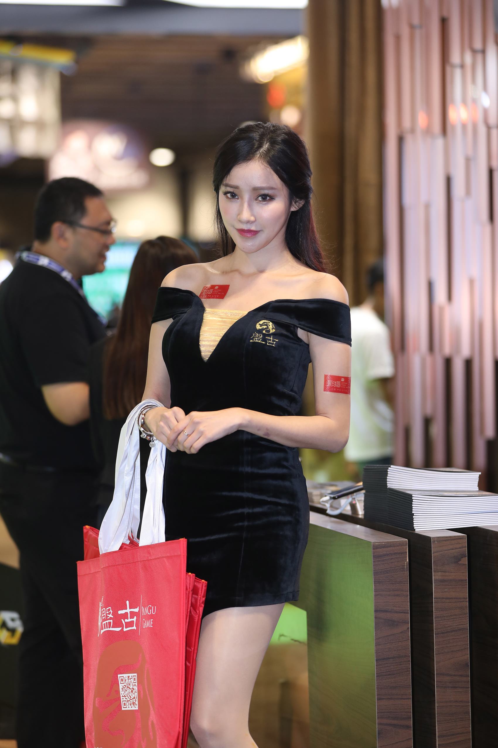 图片[1]-精选精选街拍作品 NO.1740 辉辉街拍作品 – 女神级别肉丝美腿[25P]-草丛看图