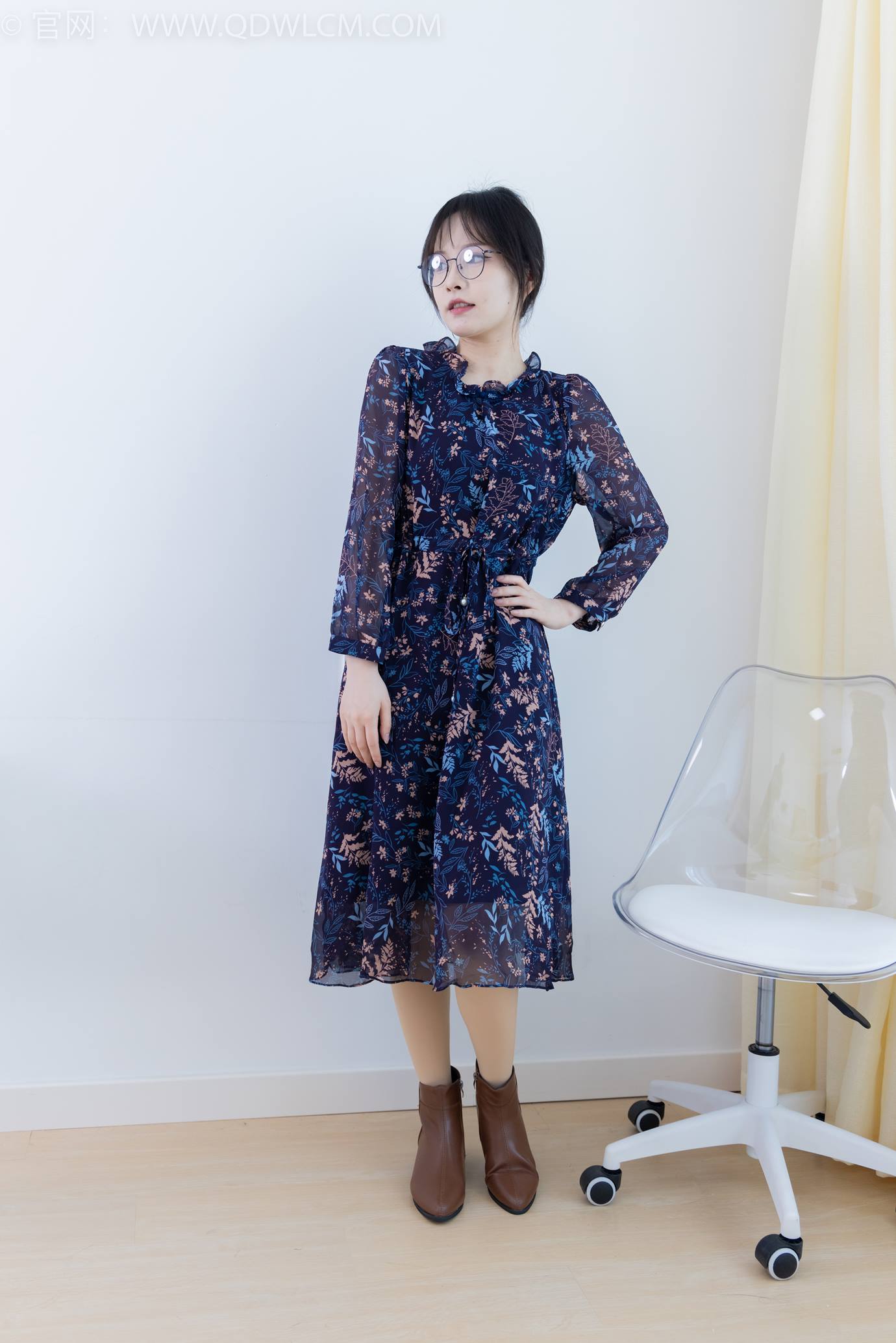 图片[2]-精选勿恋传媒 NO.2292 小酒-短靴、厚肉丝、踩小蛋糕剧情[106P]-草丛看图