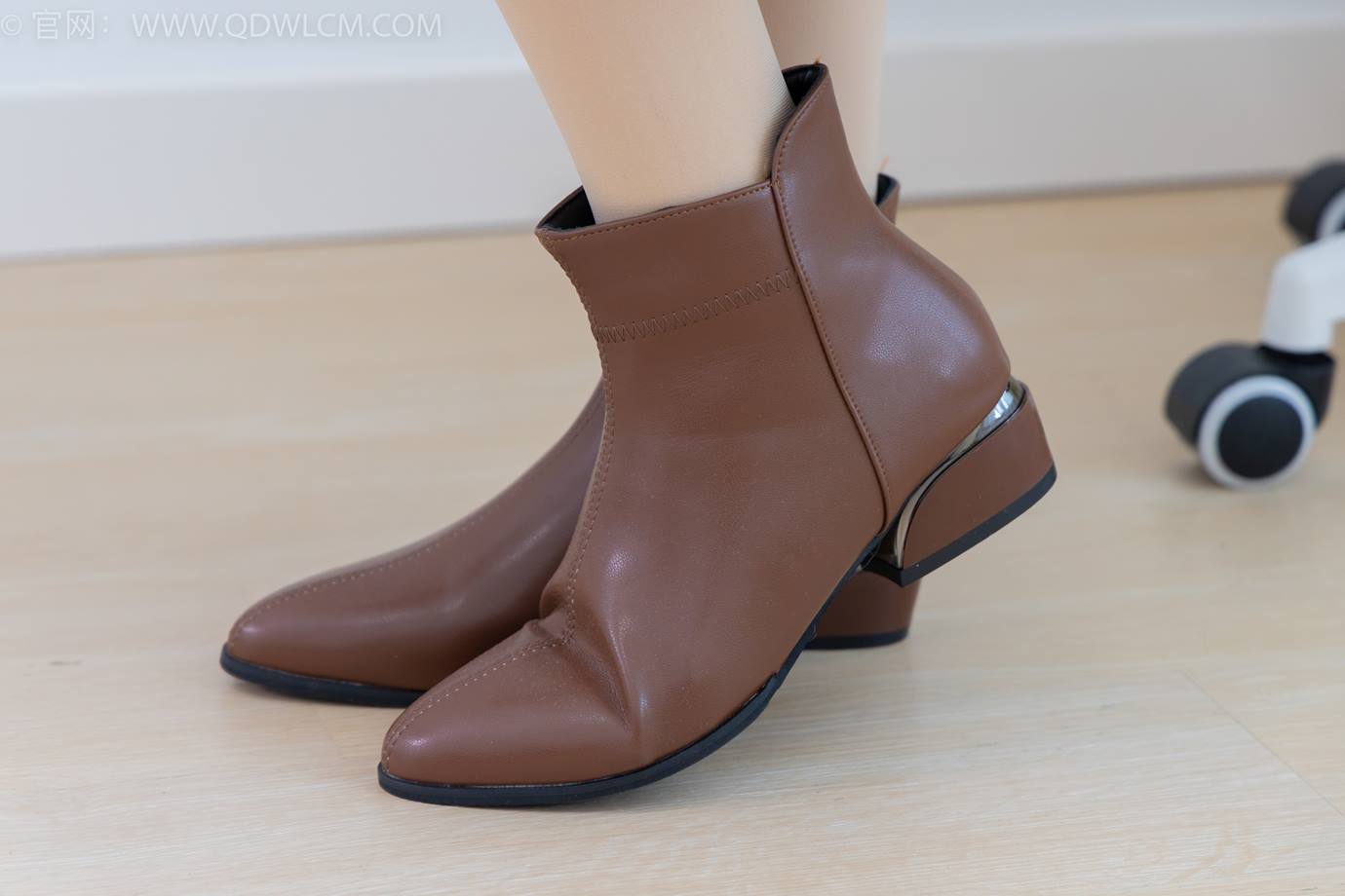 图片[3]-精选勿恋传媒 NO.2292 小酒-短靴、厚肉丝、踩小蛋糕剧情[106P]-草丛看图