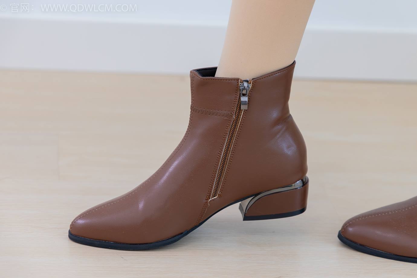 图片[4]-精选勿恋传媒 NO.2292 小酒-短靴、厚肉丝、踩小蛋糕剧情[106P]-草丛看图