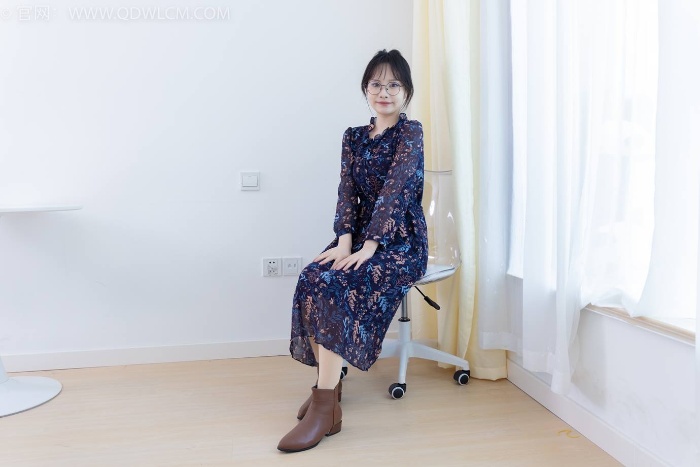 图片[6]-精选勿恋传媒 NO.2292 小酒-短靴、厚肉丝、踩小蛋糕剧情[106P]-草丛看图