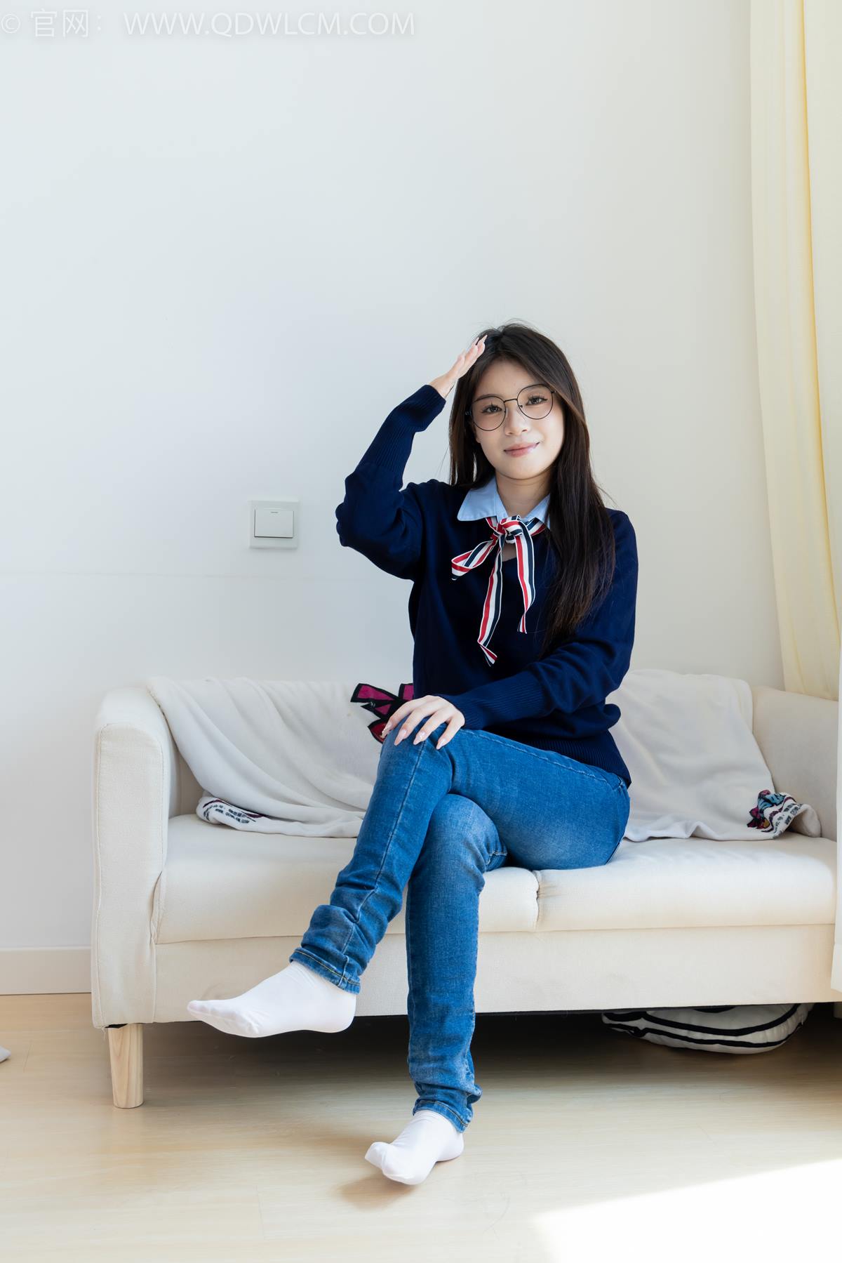 图片[2]-精选勿恋传媒 NO.2379 闪闪-帆布鞋、白棉袜、厚白丝小腿袜、裸足[128P]-草丛看图