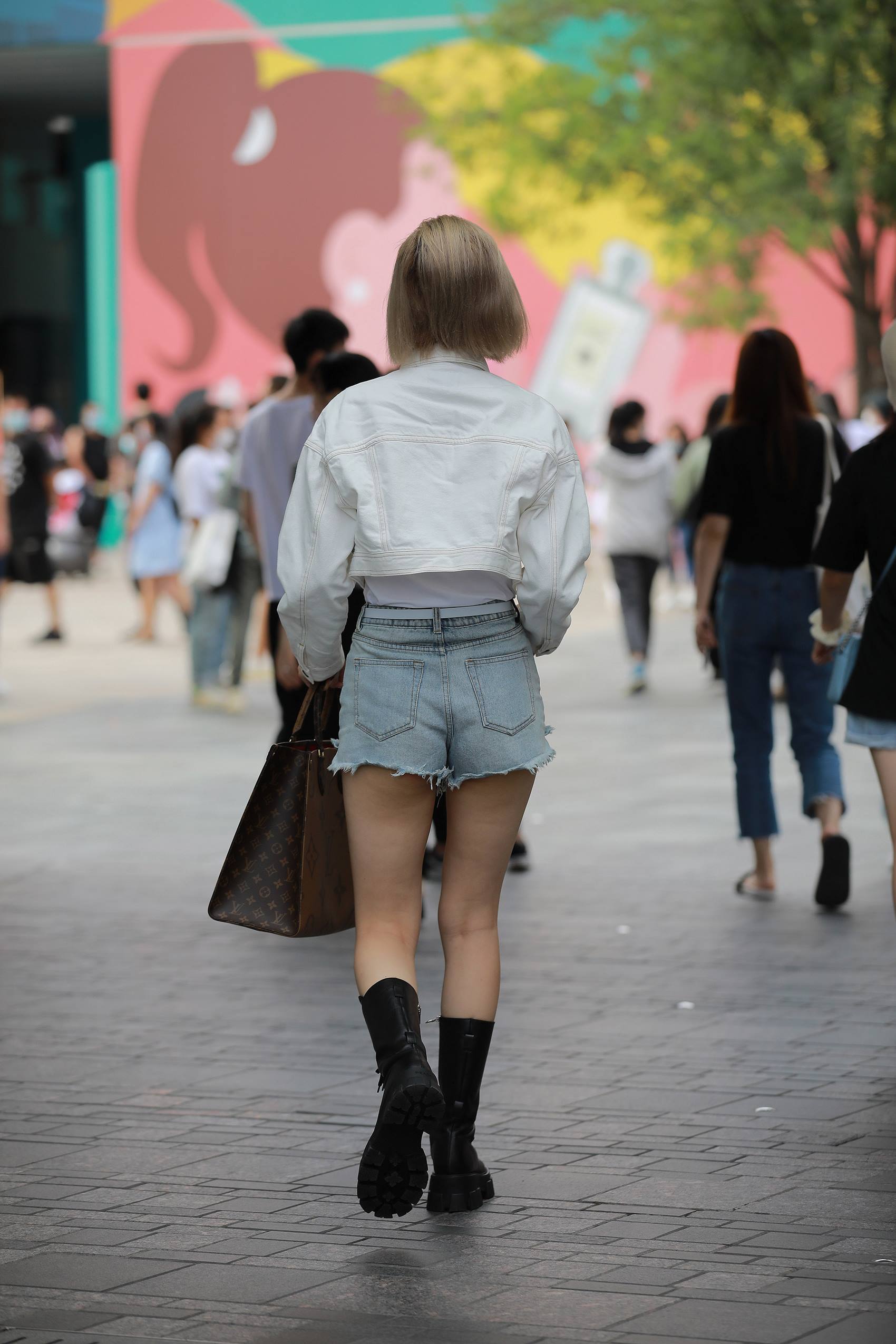 图片[7]-精选精选街拍作品 NO.1803 玻璃街拍作品 – 浅蓝牛热裤YY小妹[80P]-草丛看图