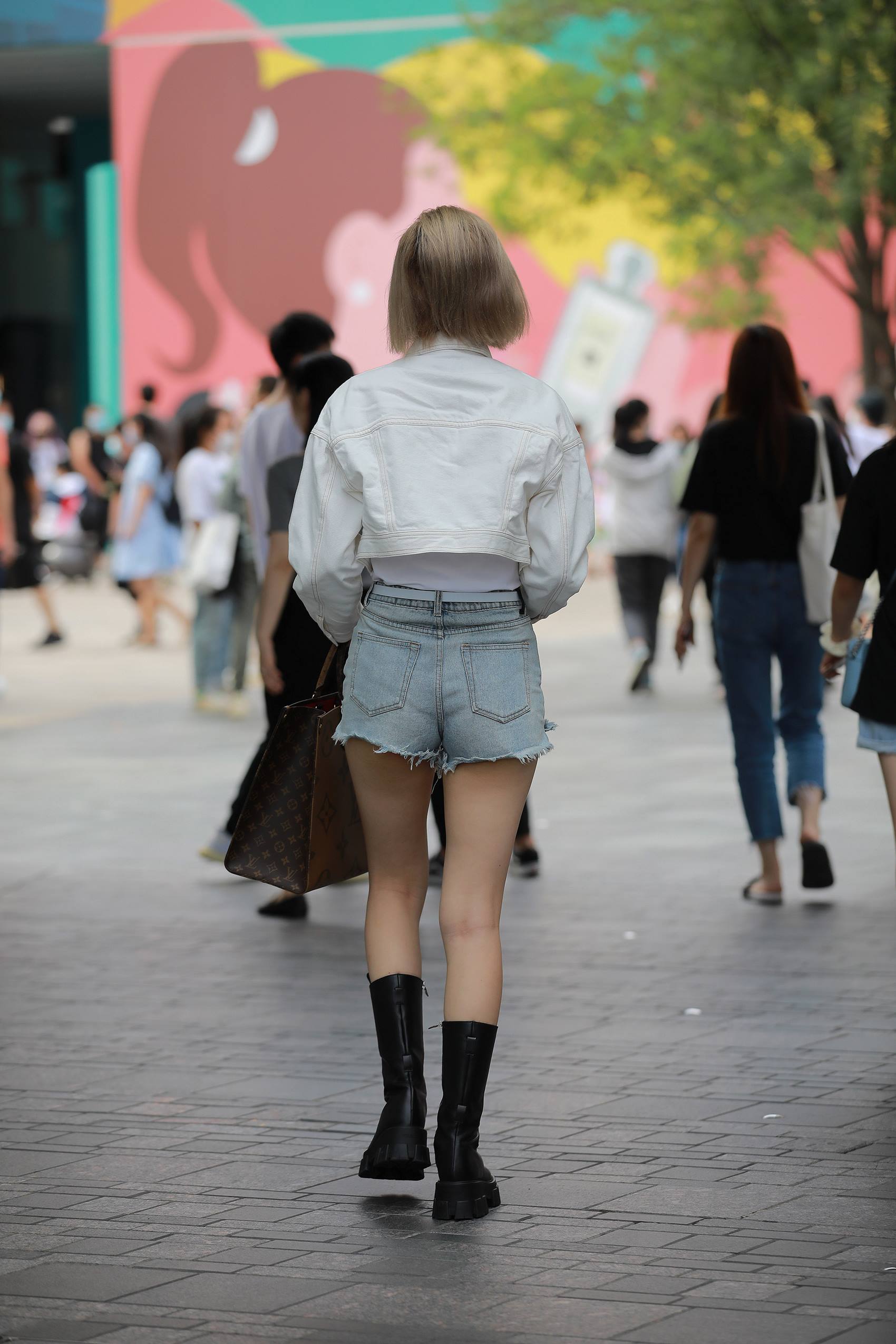 图片[8]-精选精选街拍作品 NO.1803 玻璃街拍作品 – 浅蓝牛热裤YY小妹[80P]-草丛看图