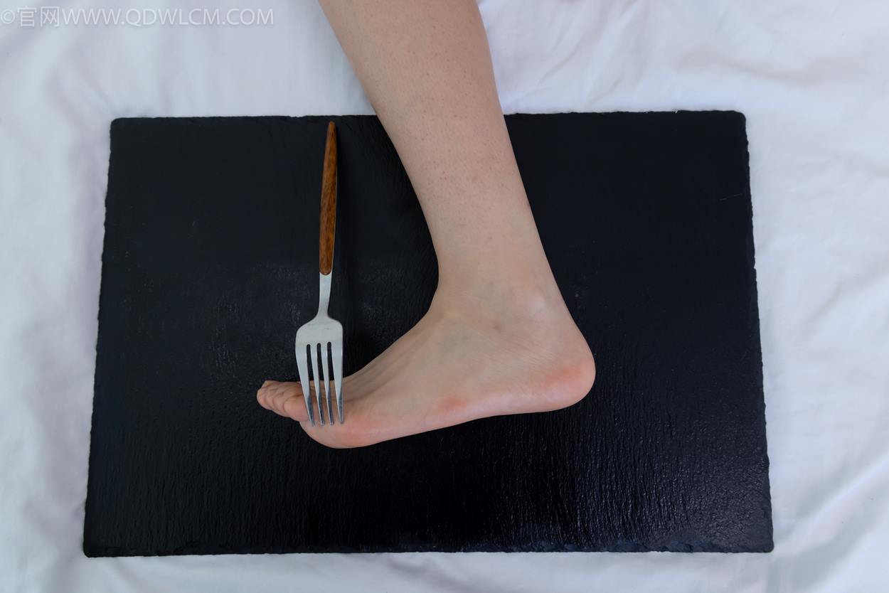 图片[2]-精选勿恋传媒 NO.2334 嘉木-运动鞋、厚白丝、裸足、裸足[190P]-草丛看图