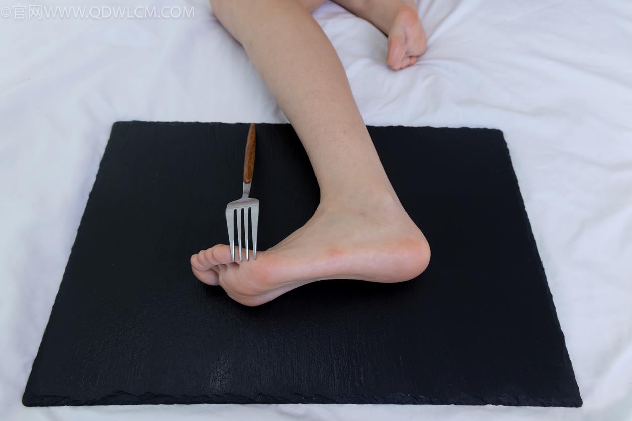 图片[3]-精选勿恋传媒 NO.2334 嘉木-运动鞋、厚白丝、裸足、裸足[190P]-草丛看图