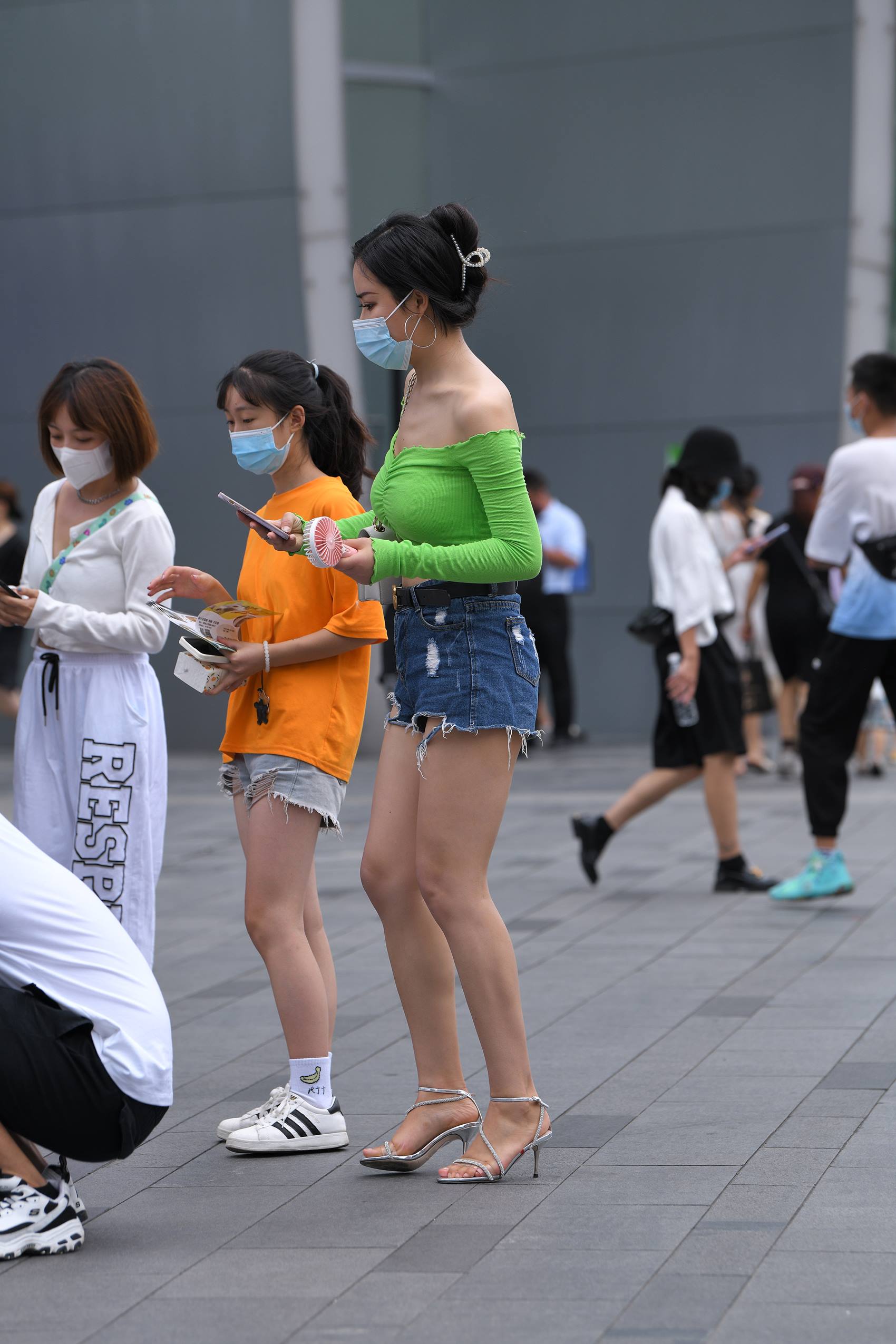 图片[6]-精选精选街拍作品 NO.1880 绿衣热裤高跟[84P]-草丛看图