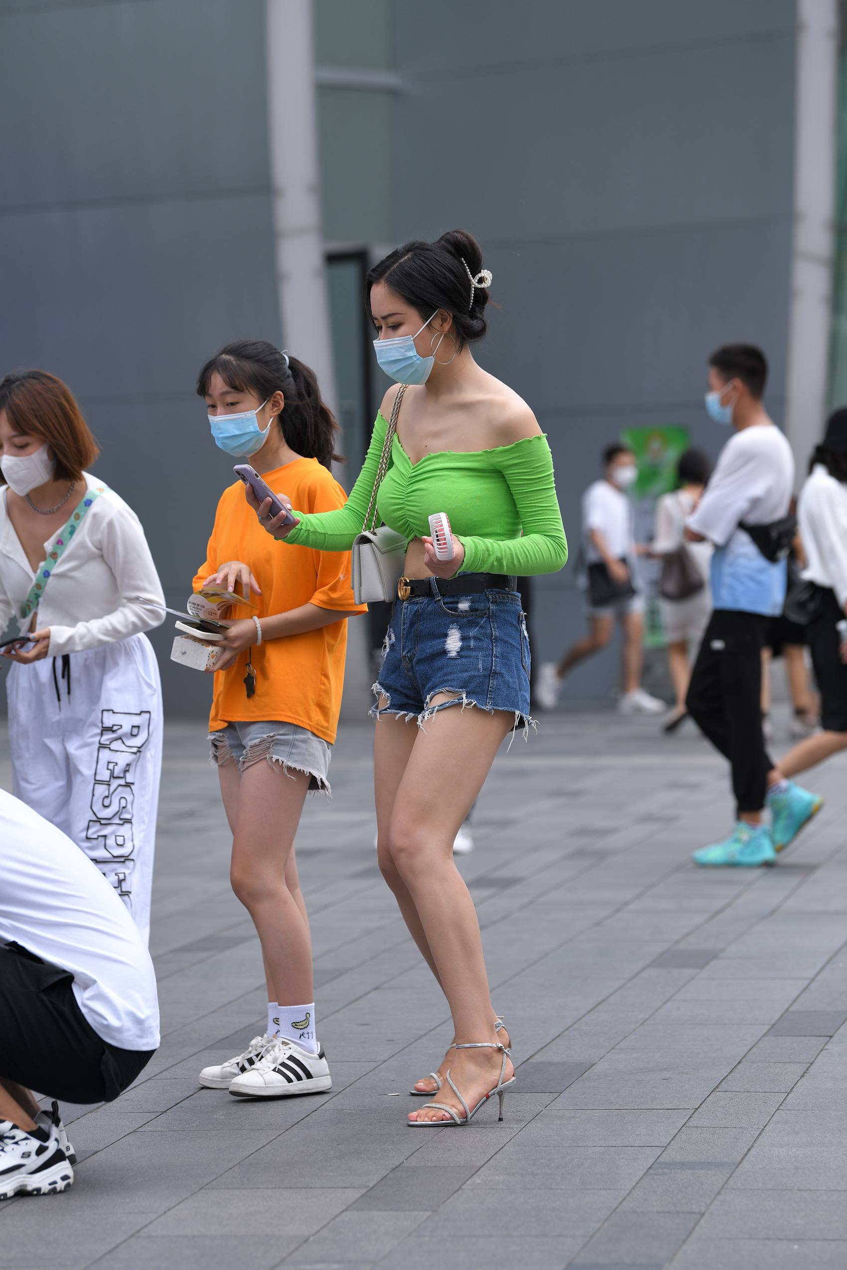 图片[8]-精选精选街拍作品 NO.1880 绿衣热裤高跟[84P]-草丛看图