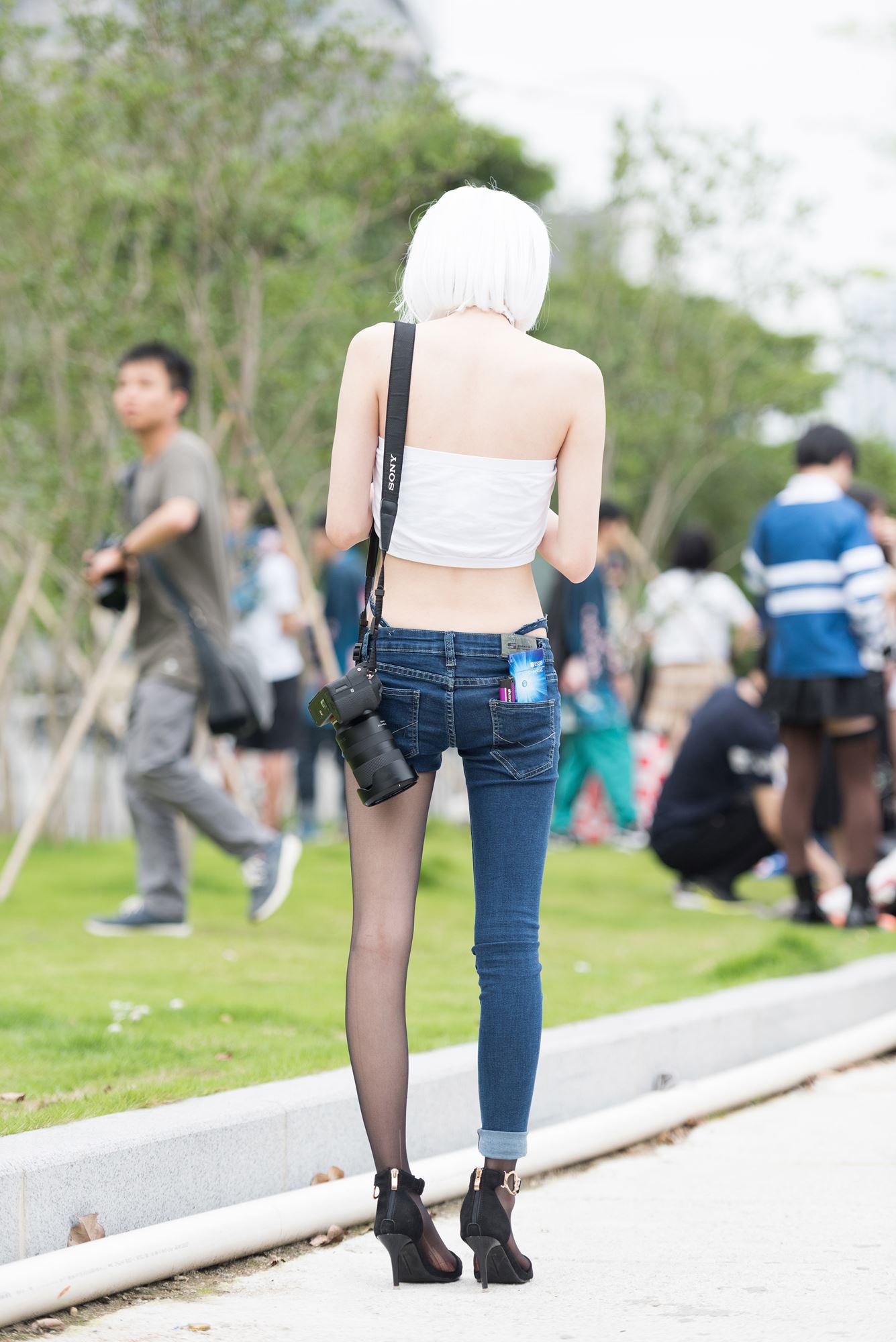 图片[2]-精选精选街拍作品 NO.1694 程生街拍作品 – 认真拍照的女摄[59P]-草丛看图