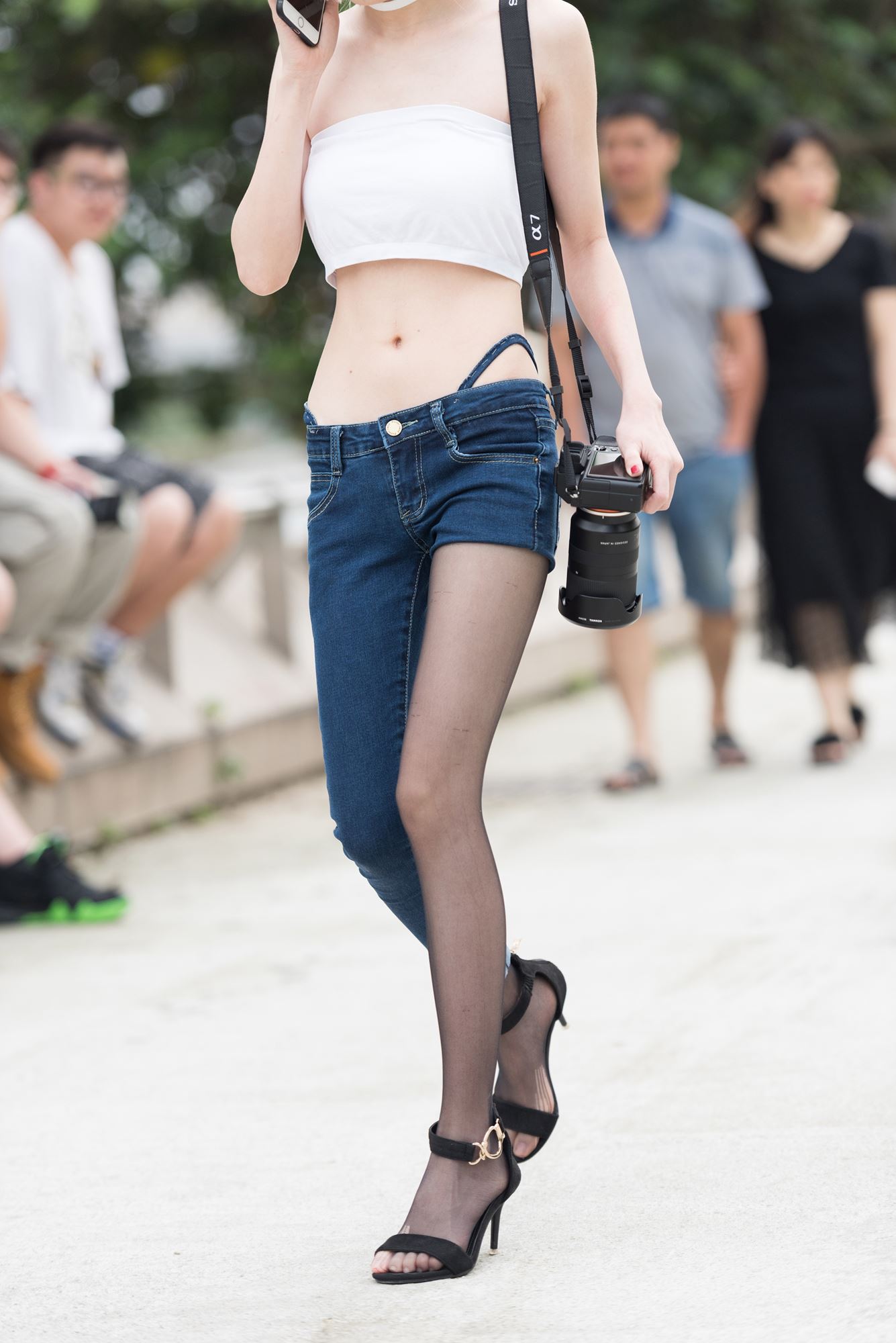 图片[1]-精选精选街拍作品 NO.1694 程生街拍作品 – 认真拍照的女摄[59P]-草丛看图