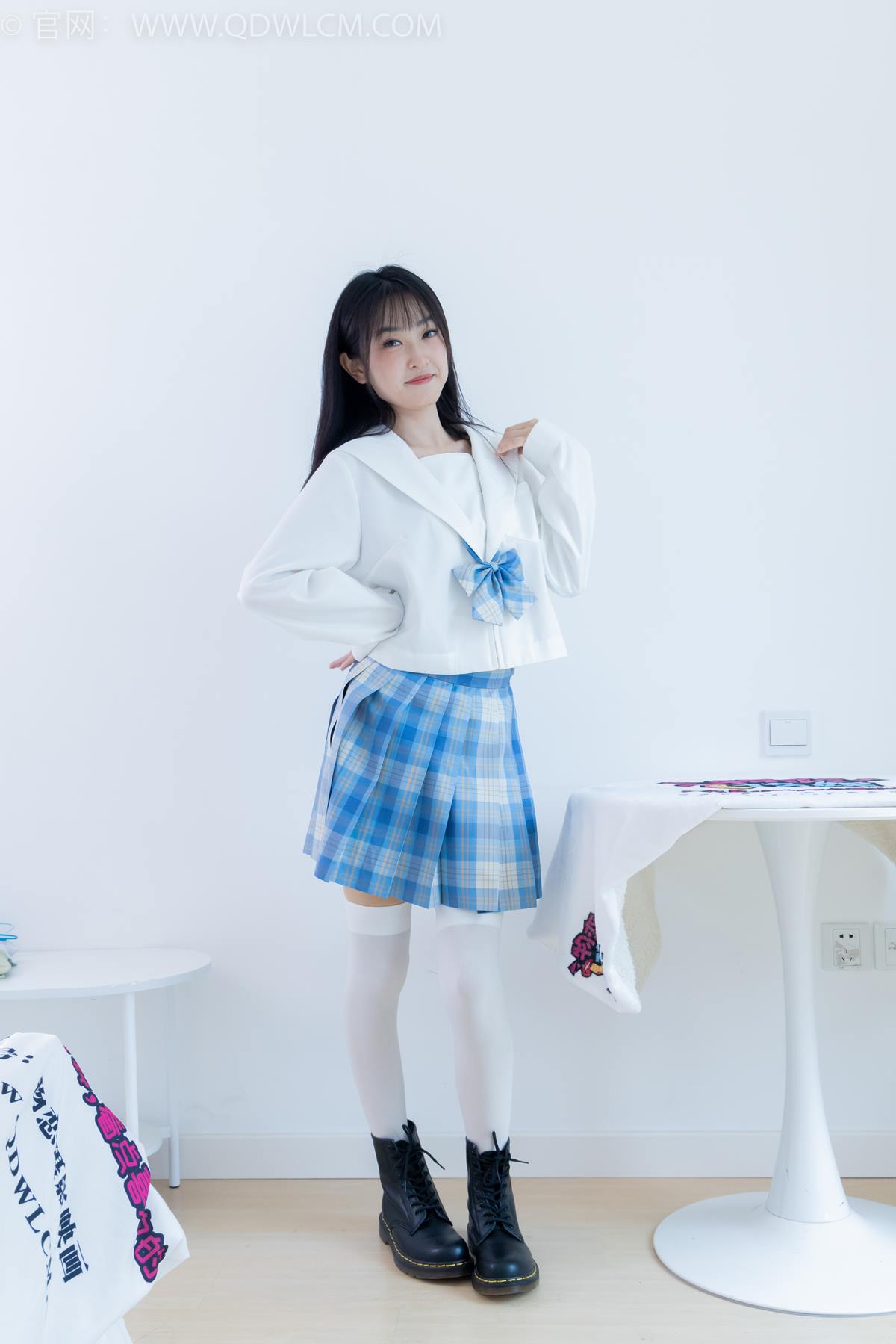 图片[2]-精选勿恋传媒 NO.2398 嘉木-帆布鞋、马丁靴、过膝白袜[114P]-草丛看图