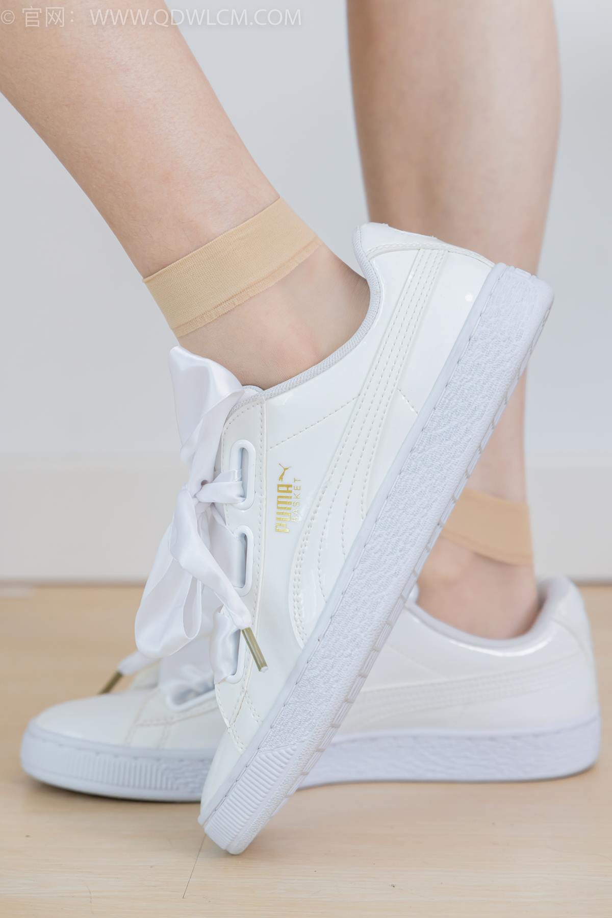 图片[4]-精选勿恋传媒 NO.2381 茯苓-板鞋、短肉丝、裸足[155P]-草丛看图