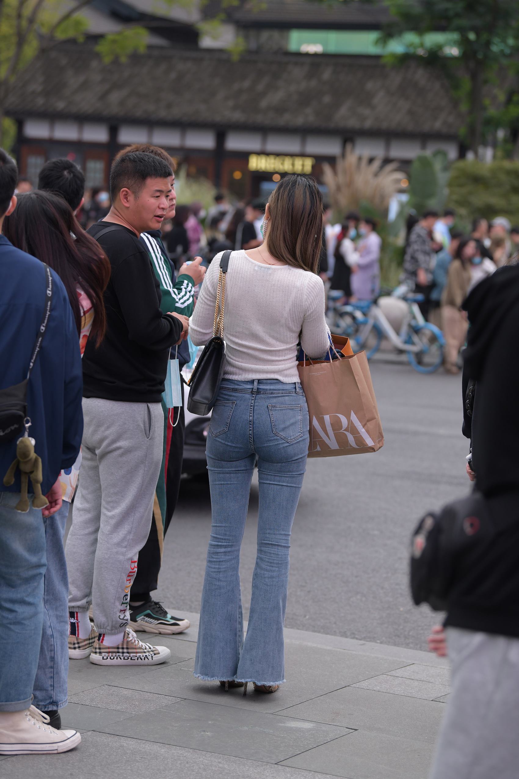 图片[8]-精选精选街拍作品 NO.1795 视觉冲击街拍作品 – 长腿紧牛小解解，身材真棒[88P]-草丛看图