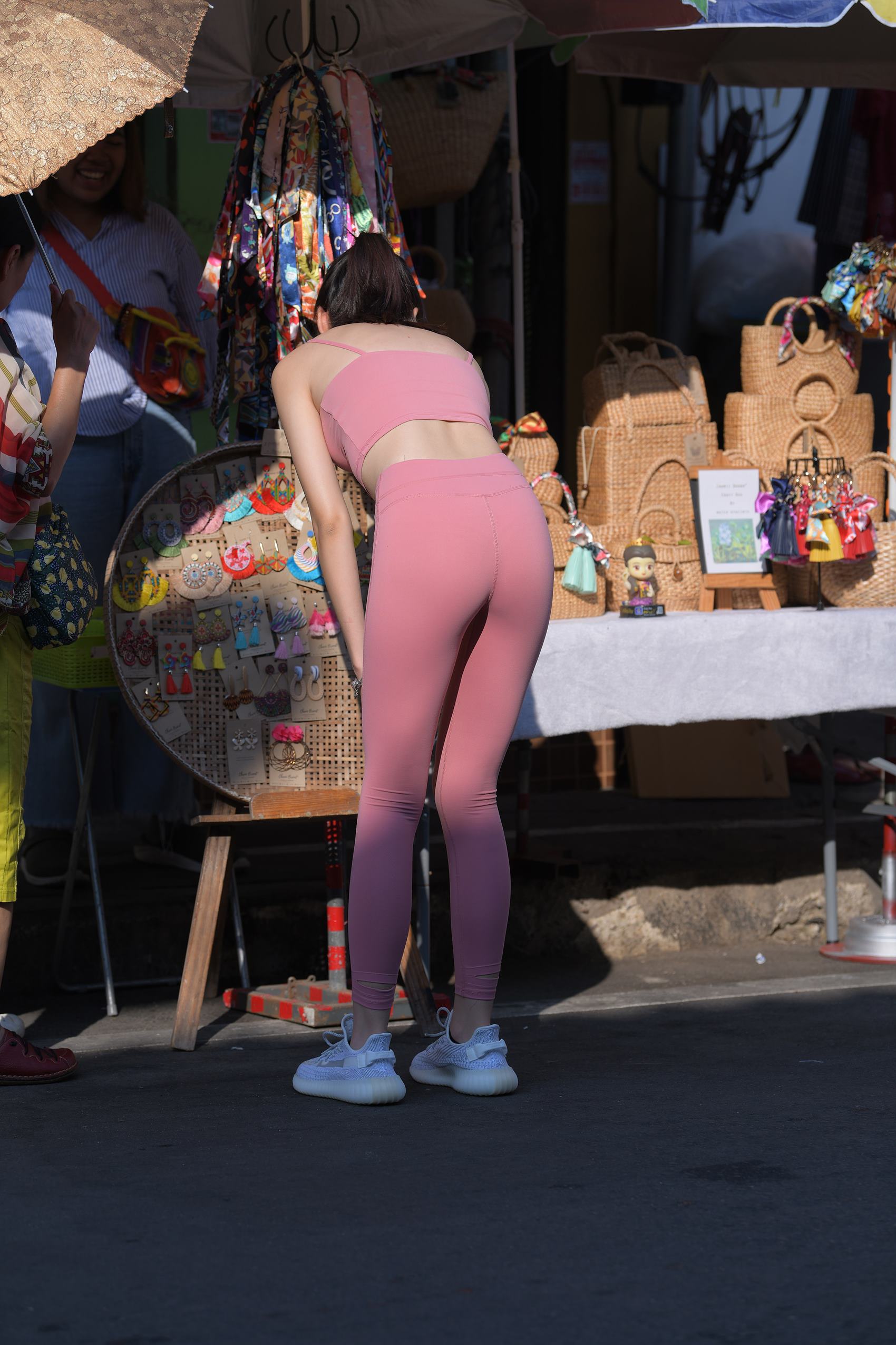 图片[4]-精选精选街拍作品 NO.1709 红石摄影作品 – 粉色瑜伽裤美眉[88P]-草丛看图