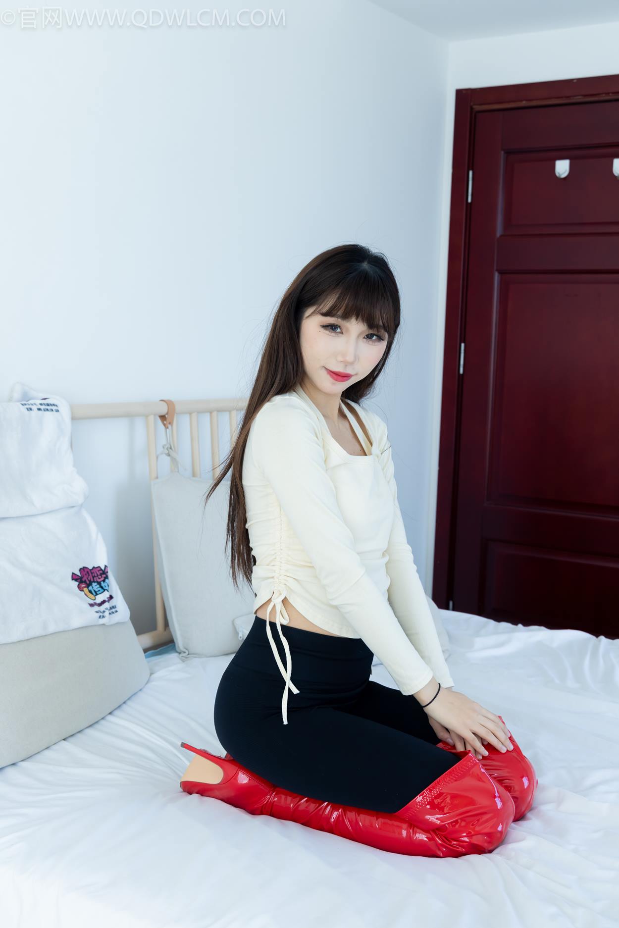 图片[4]-精选勿恋传媒 NO.2326 泡泡-高跟长靴、白棉袜、裸足[128P]-草丛看图