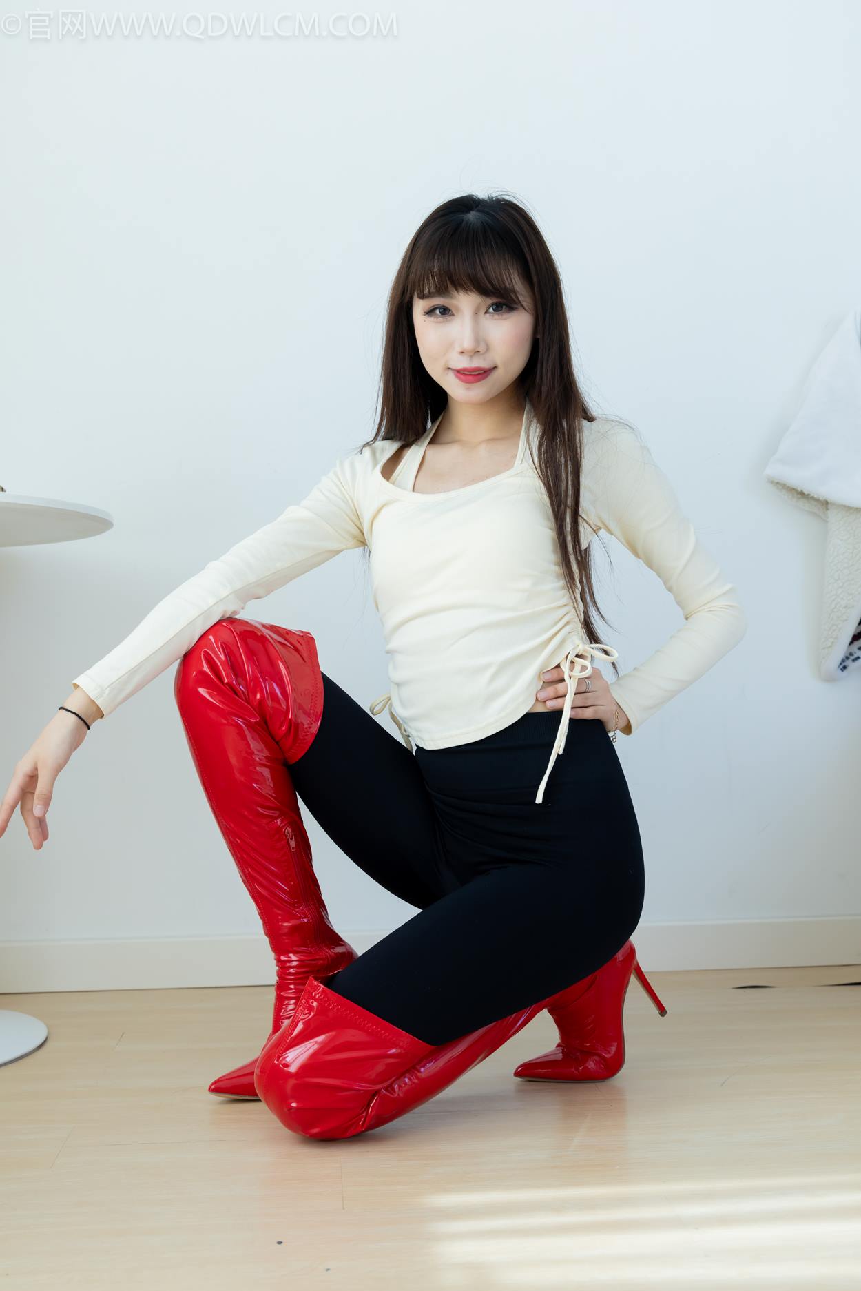 图片[8]-精选勿恋传媒 NO.2326 泡泡-高跟长靴、白棉袜、裸足[128P]-草丛看图