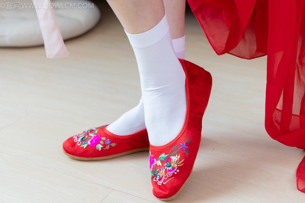图片[6]-精选勿恋传媒 NO.2328 绒绒-汉服、布鞋、白棉袜、红色船袜[146P]-草丛看图