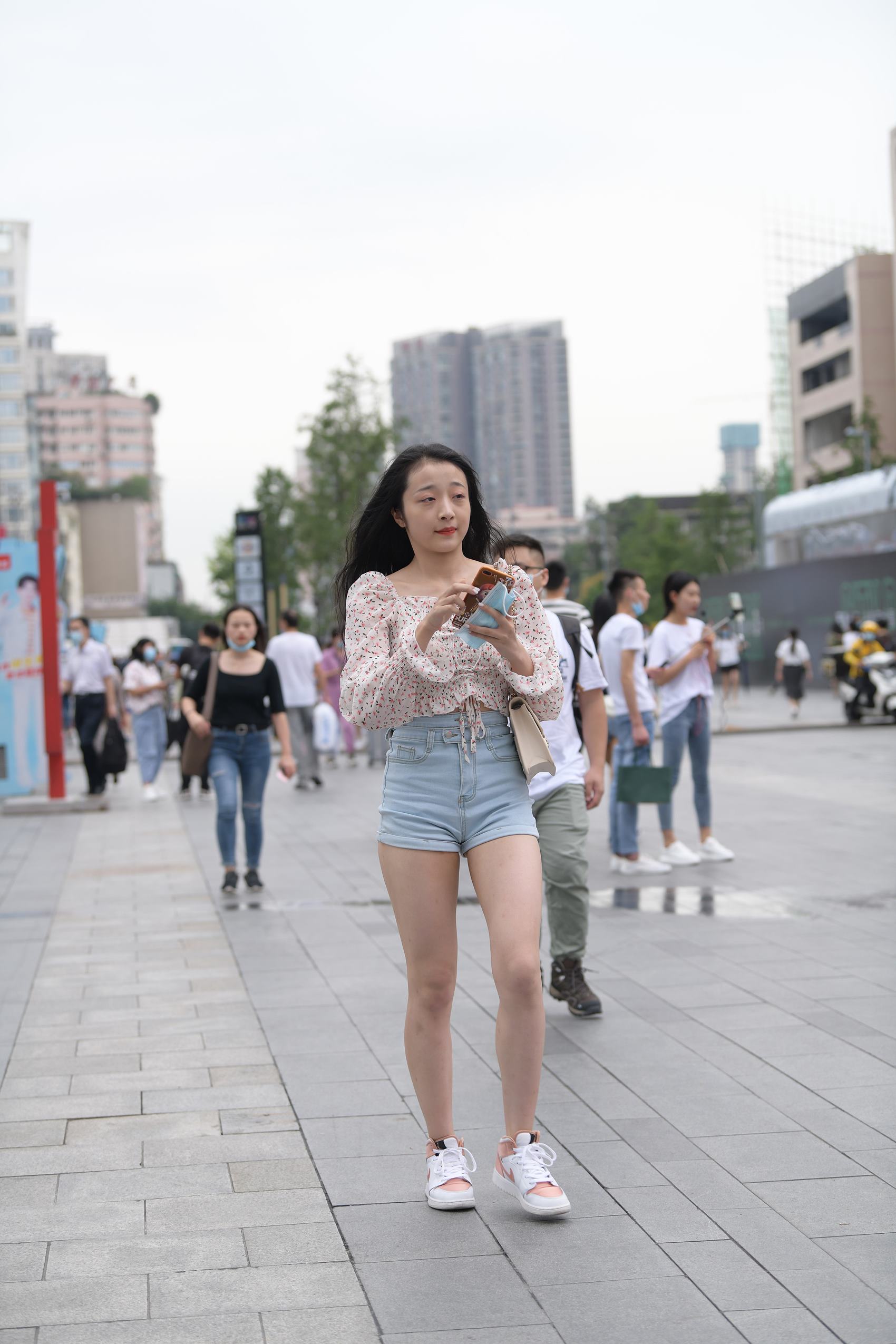 图片[4]-精选精选街拍作品 NO.1800 视觉冲击街拍作品 – 迷你热裤女友[88P]-草丛看图