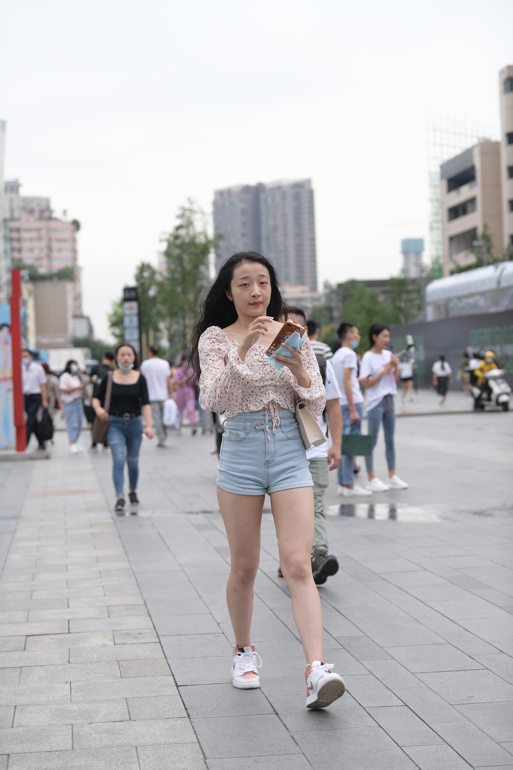 图片[5]-精选精选街拍作品 NO.1800 视觉冲击街拍作品 – 迷你热裤女友[88P]-草丛看图