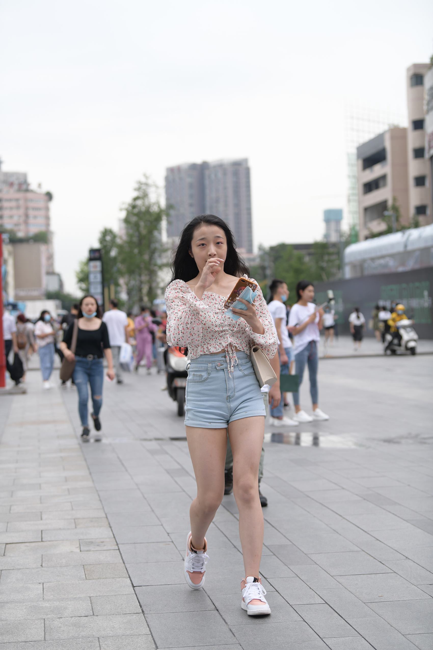 图片[6]-精选精选街拍作品 NO.1800 视觉冲击街拍作品 – 迷你热裤女友[88P]-草丛看图