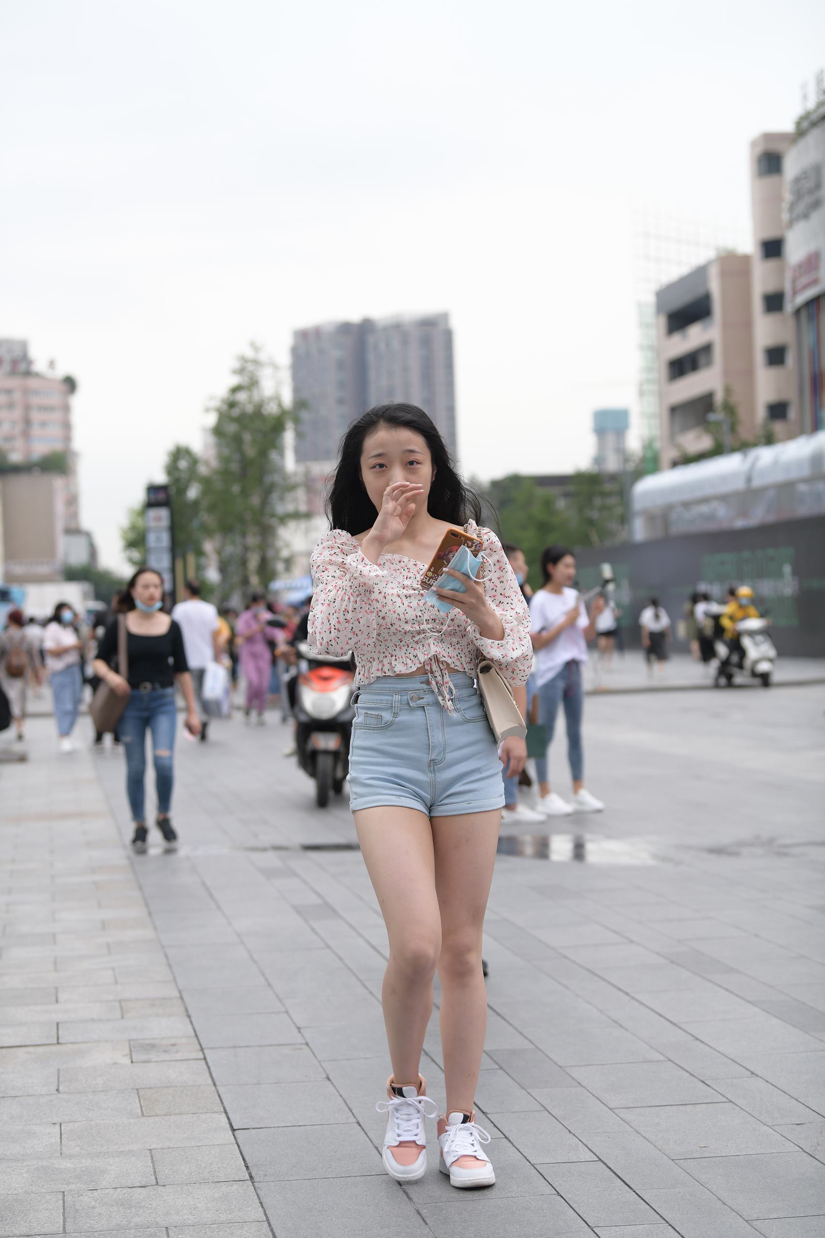 图片[7]-精选精选街拍作品 NO.1800 视觉冲击街拍作品 – 迷你热裤女友[88P]-草丛看图