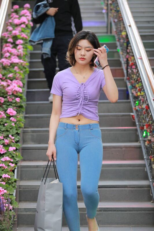 精选精选街拍作品 1620 玻璃街拍作品 – 提臀牛仔裤美女[76P]-草丛看图