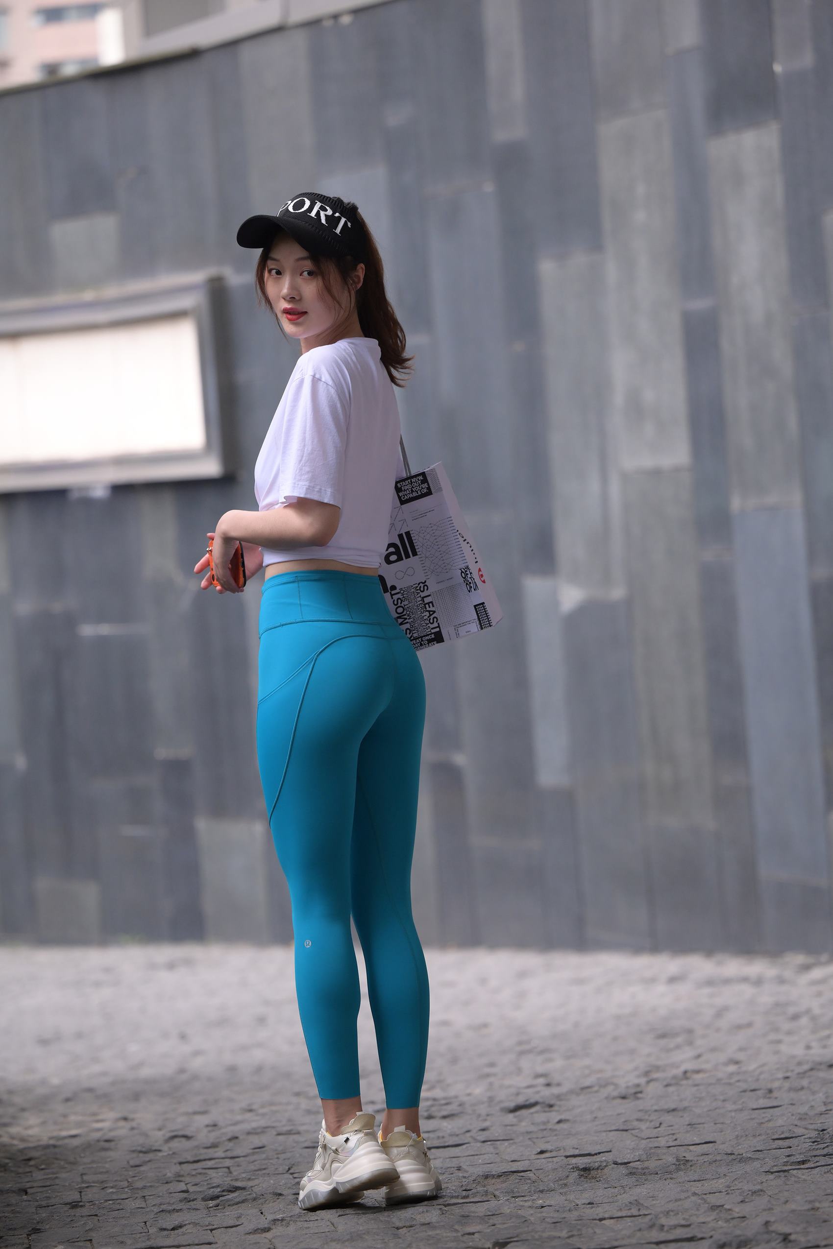 图片[2]-精选精选街拍作品 NO.1785 魂魂街拍作品 – 蓝色瑜伽裤小解解[92P]-草丛看图