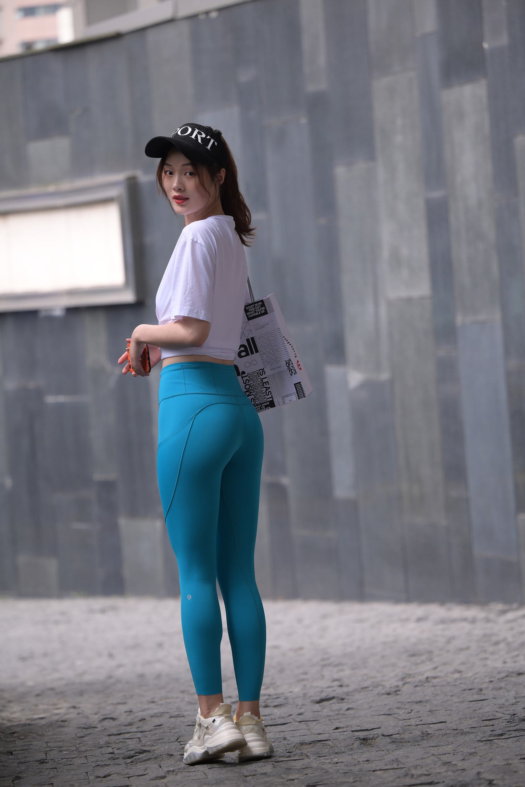 图片[3]-精选精选街拍作品 NO.1785 魂魂街拍作品 – 蓝色瑜伽裤小解解[92P]-草丛看图