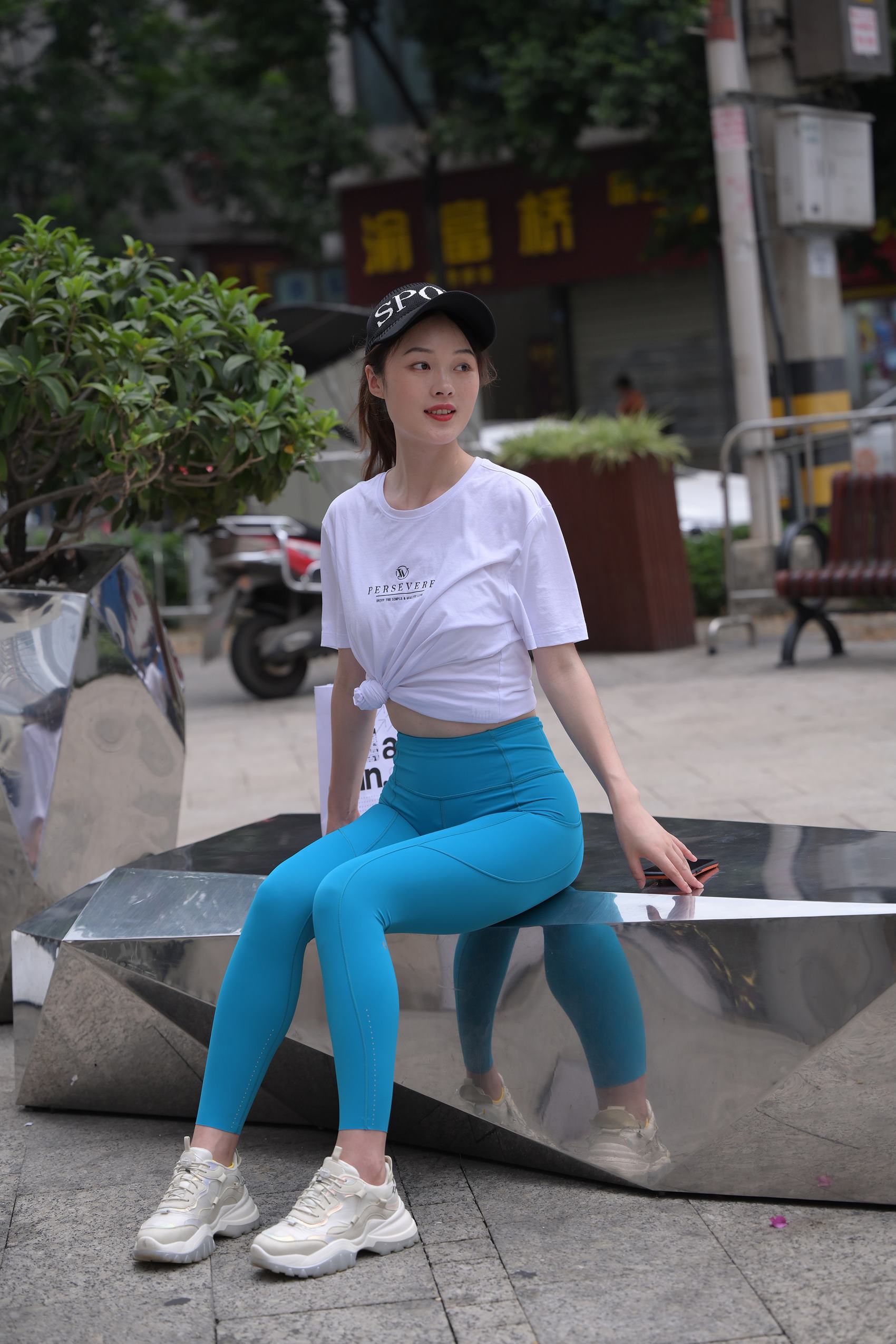 图片[5]-精选精选街拍作品 NO.1785 魂魂街拍作品 – 蓝色瑜伽裤小解解[92P]-草丛看图