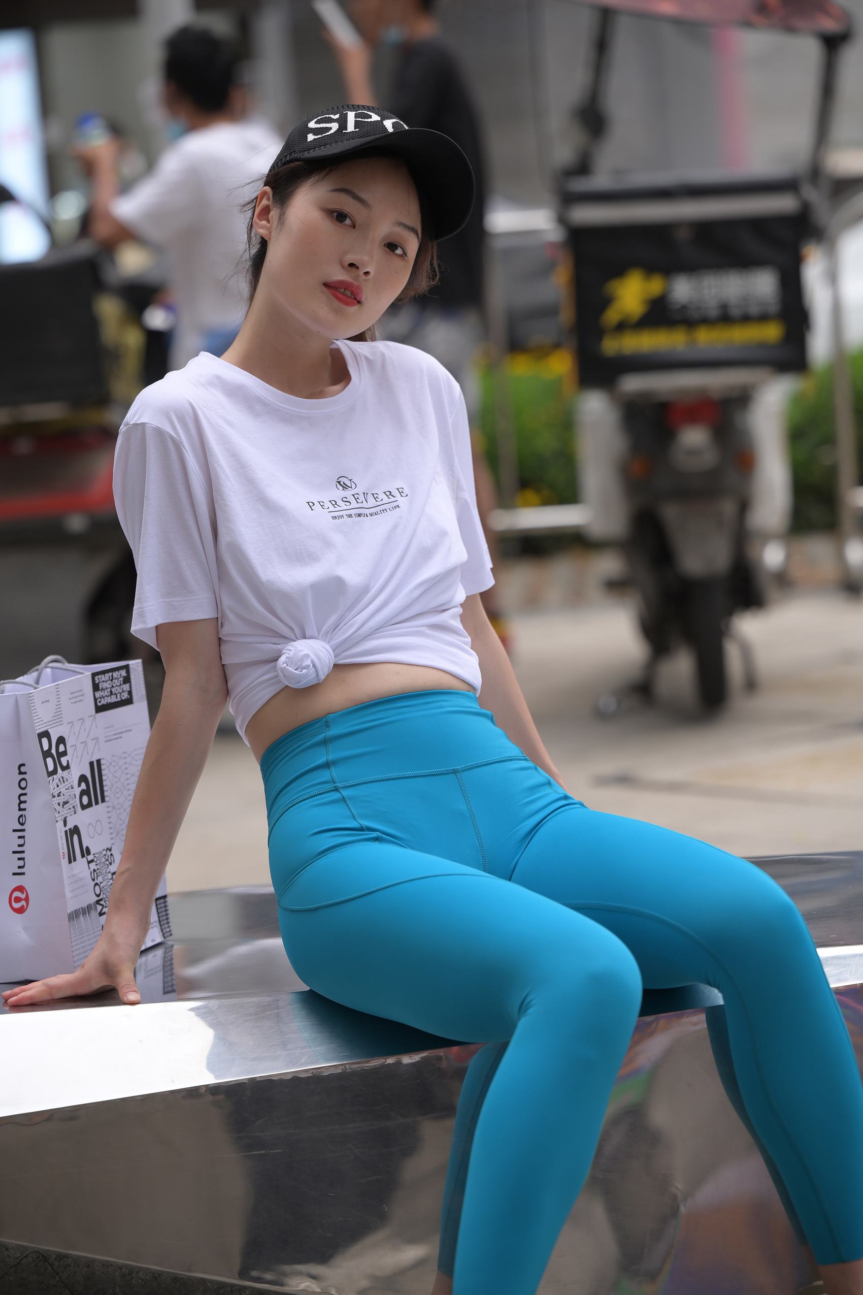 图片[7]-精选精选街拍作品 NO.1785 魂魂街拍作品 – 蓝色瑜伽裤小解解[92P]-草丛看图