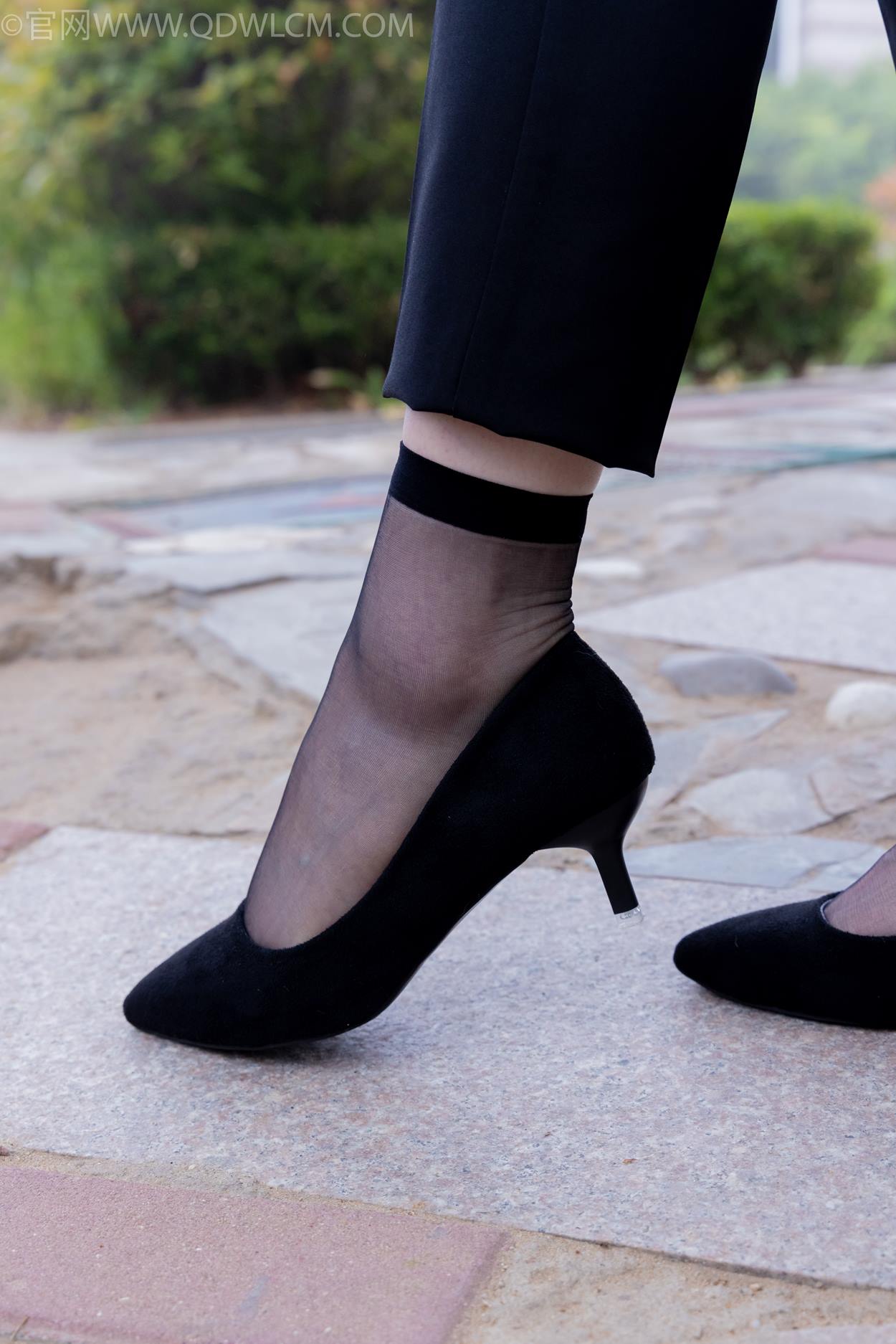 图片[2]-精选勿恋传媒 NO.2337 小酒-高跟鞋、短黑丝、短白丝[110P]-草丛看图