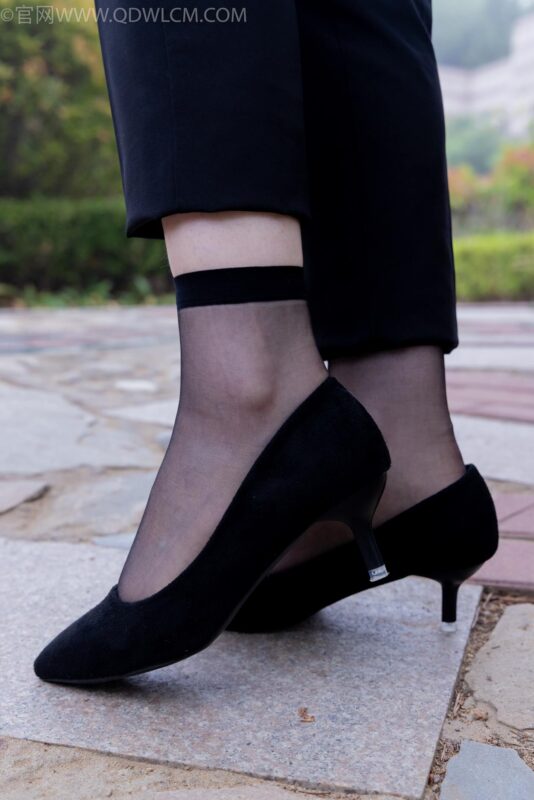 精选勿恋传媒 NO.2337 小酒-高跟鞋、短黑丝、短白丝[110P]-草丛看图