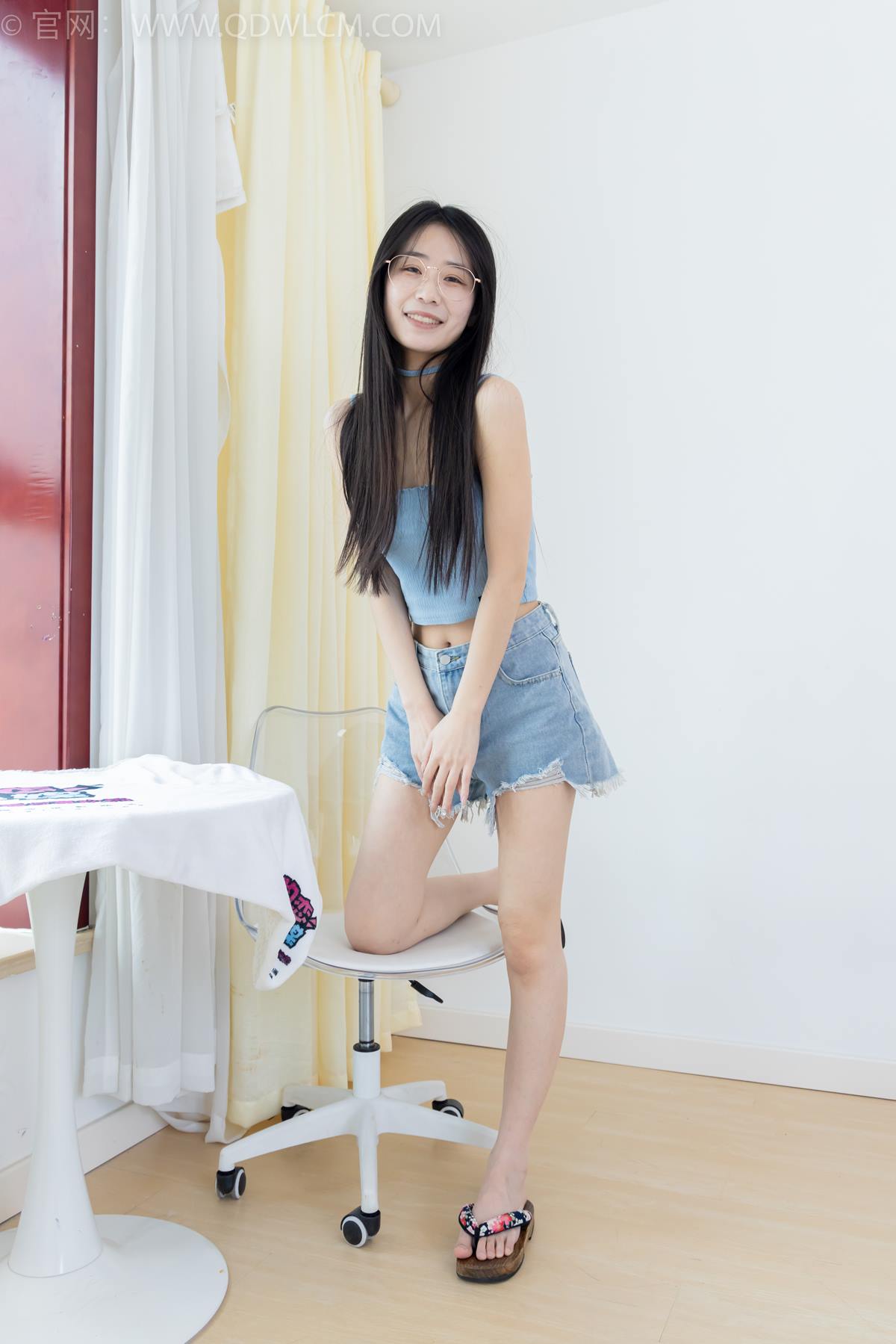 图片[4]-精选勿恋传媒 NO.2353 菜菜-木屐人字拖、薄黑丝、裸足[107P]-草丛看图