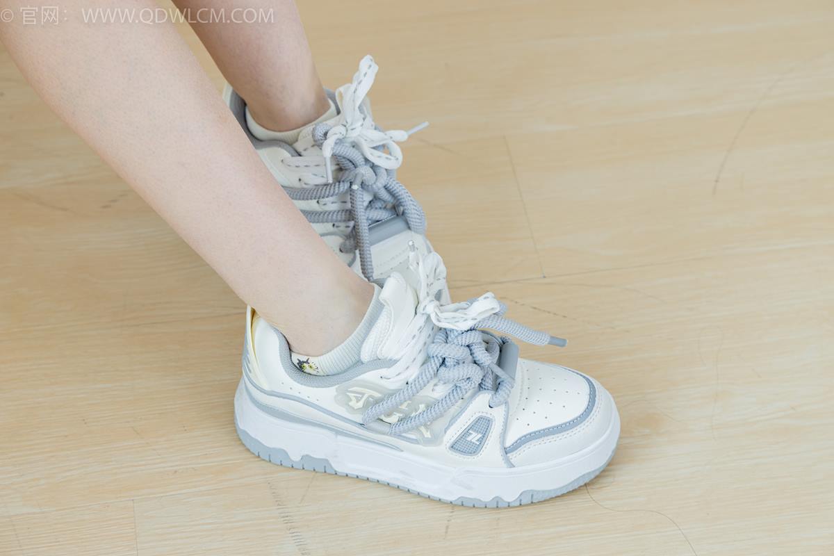 图片[2]-精选勿恋传媒 NO.2348 小曦-板鞋、白棉袜、裸足[155P]-草丛看图