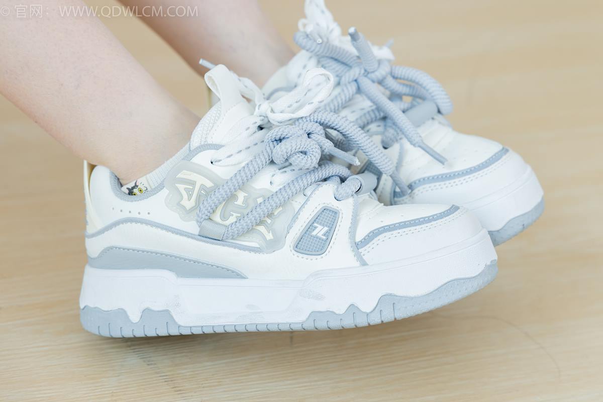 图片[4]-精选勿恋传媒 NO.2348 小曦-板鞋、白棉袜、裸足[155P]-草丛看图