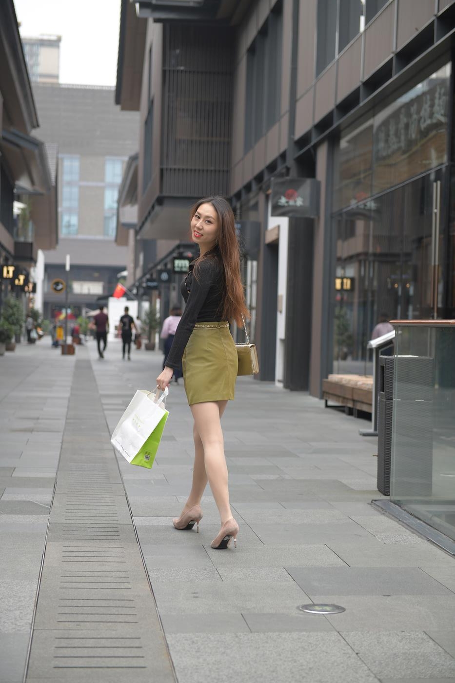 图片[4]-精选精选街拍作品 NO.1593 摄神街拍作品 – 偶遇美腿肉丝小解解[56P]-草丛看图