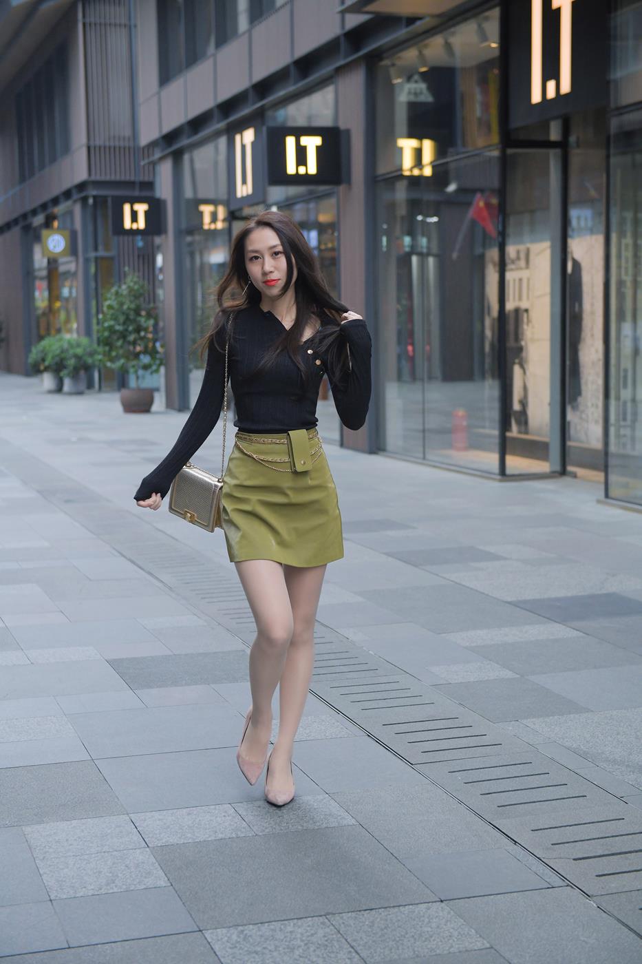 图片[5]-精选精选街拍作品 NO.1593 摄神街拍作品 – 偶遇美腿肉丝小解解[56P]-草丛看图