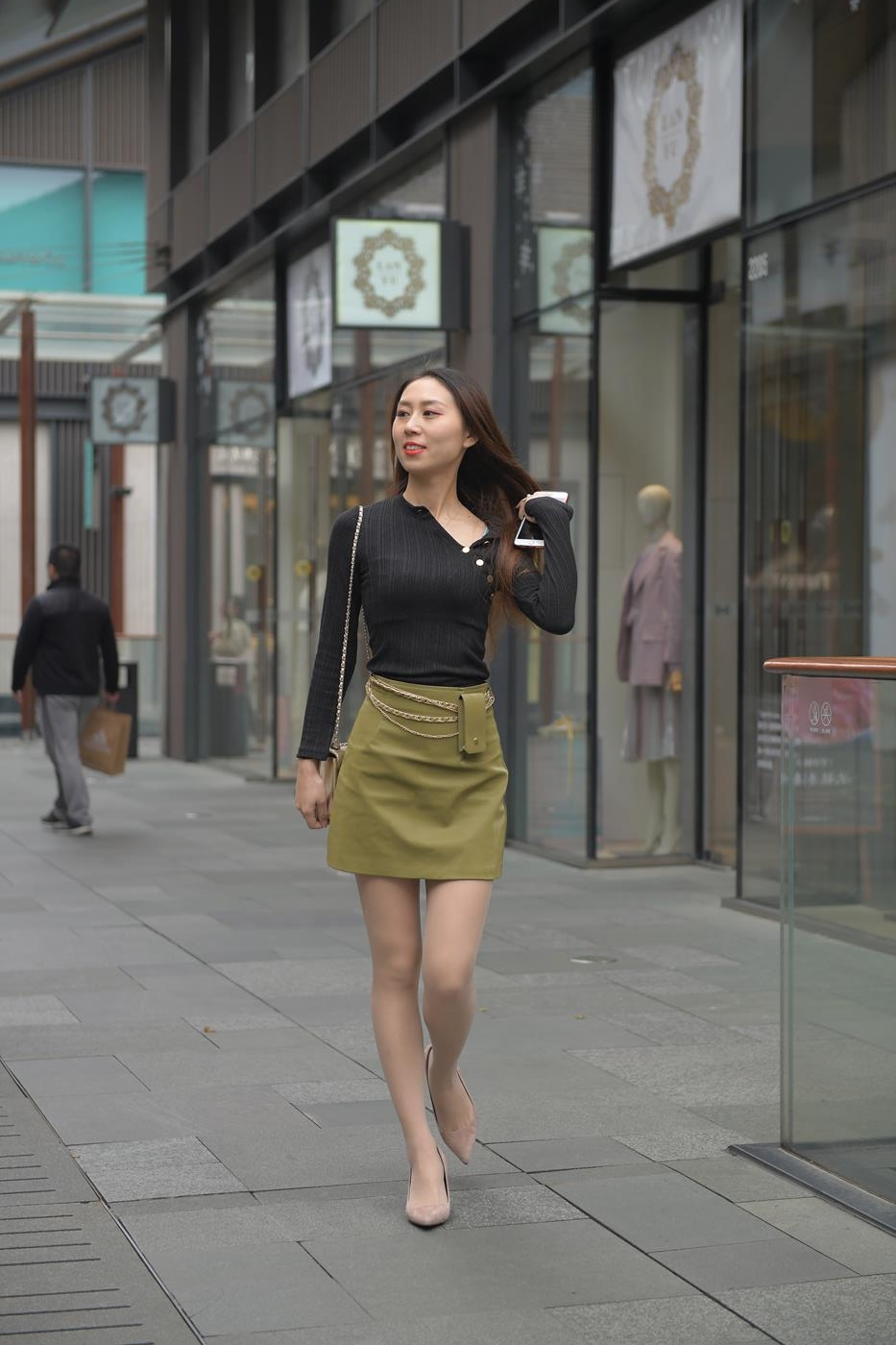 图片[1]-精选精选街拍作品 NO.1593 摄神街拍作品 – 偶遇美腿肉丝小解解[56P]-草丛看图