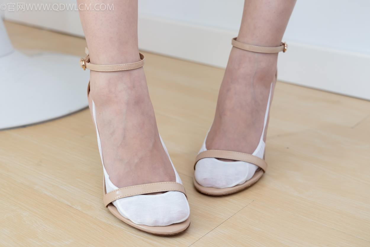 图片[2]-精选勿恋传媒 NO.2325 嘟嘟-透明高跟鞋、高跟凉鞋、白船袜、裸足[156P]-草丛看图