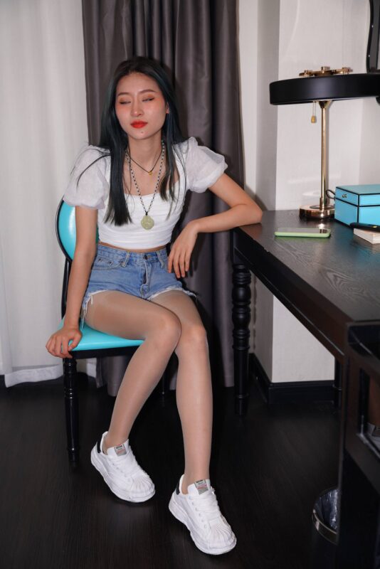 精选精选街拍作品 NO.1814 超极品肉丝仅身牛仔热裤[88P]-草丛看图