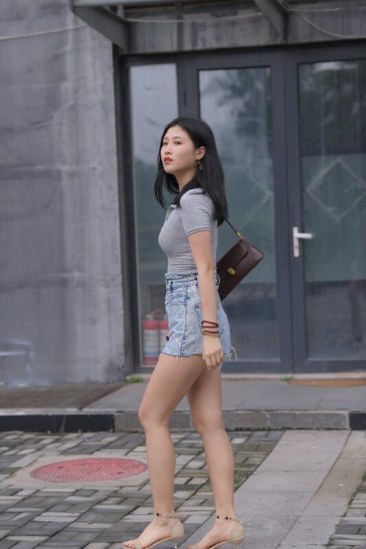 精选魔镜街拍 NO.169 一只麋鹿摄影 牛仔短裙美女[56P]-草丛看图