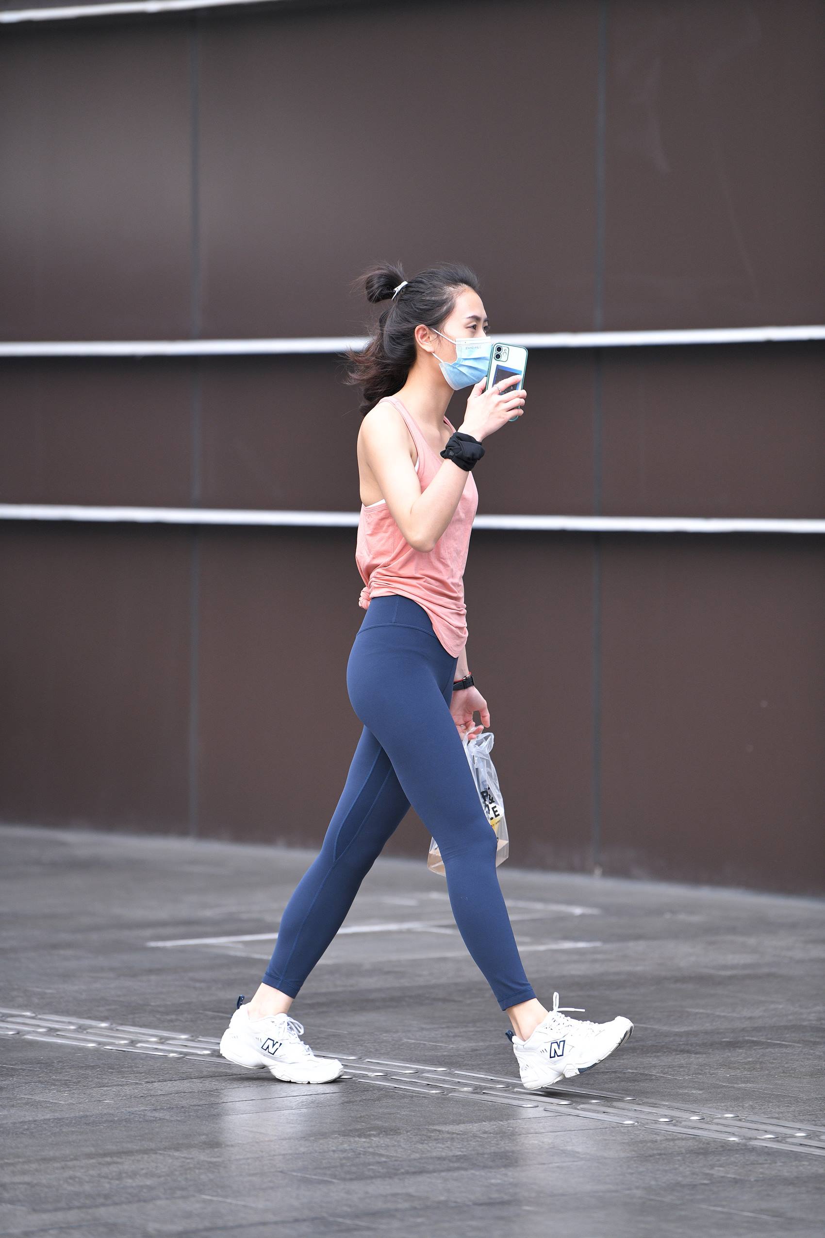 图片[4]-精选精选街拍作品 NO.1866 蓝色瑜伽裤[29P]-草丛看图