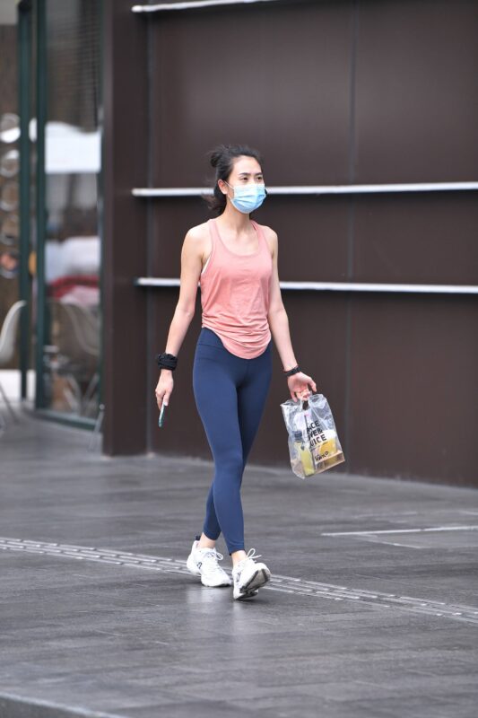 精选精选街拍作品 NO.1866 蓝色瑜伽裤[29P]-草丛看图