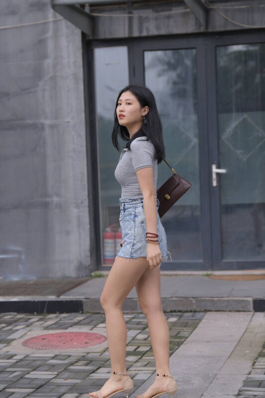 精选精选街拍作品 NO.1853 一只麋鹿摄影作品 – 牛仔短裙美女[92P]-草丛看图