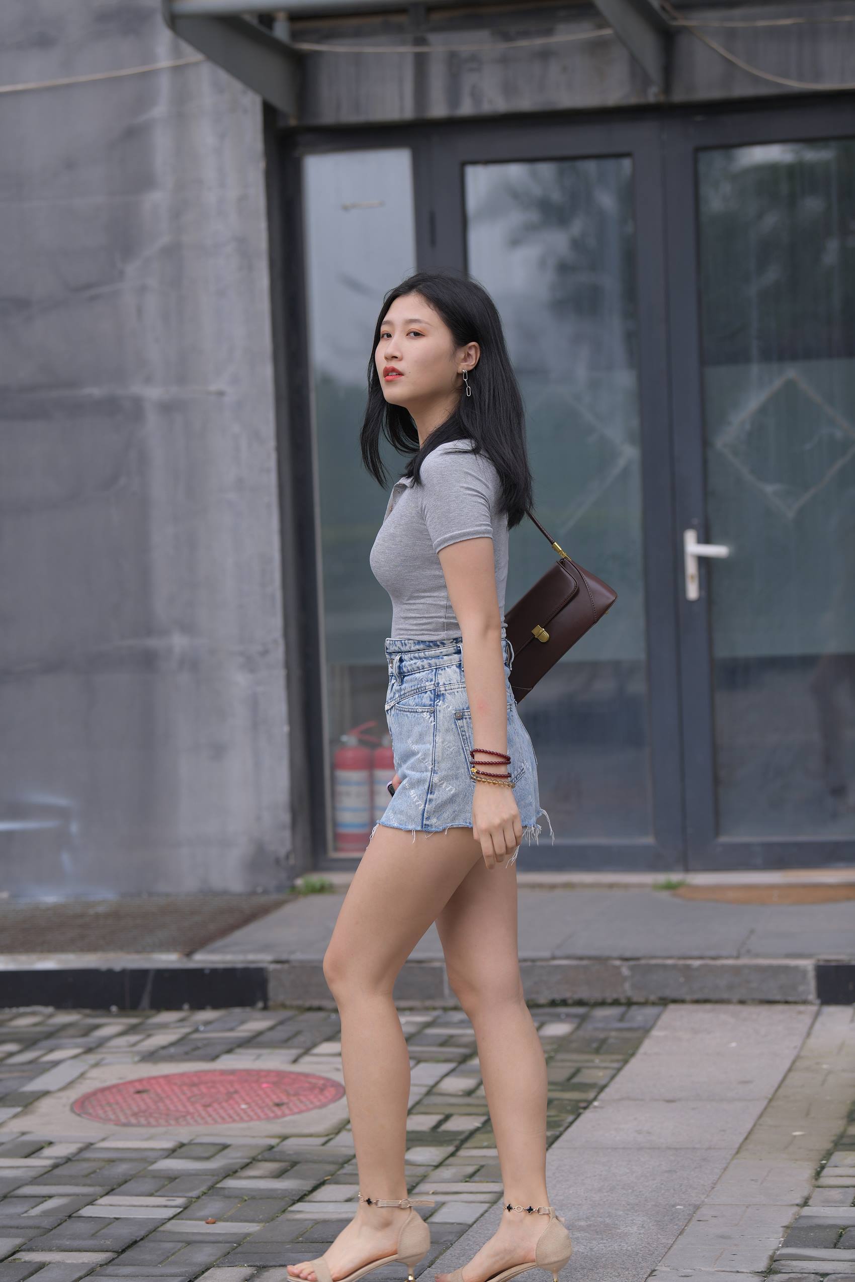 图片[1]-精选精选街拍作品 NO.1853 一只麋鹿摄影作品 – 牛仔短裙美女[92P]-草丛看图