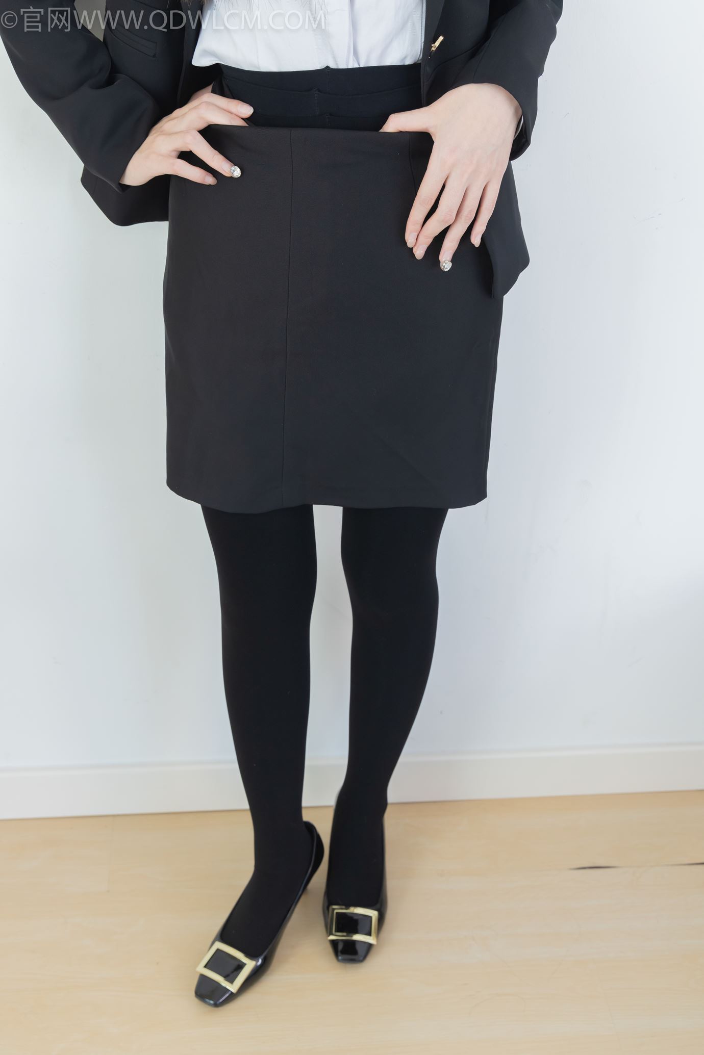 图片[4]-精选勿恋传媒 NO.2318 菜菜-OL至服、高跟鞋、三双厚黑丝叠穿、袜腰展示[120P]-草丛看图