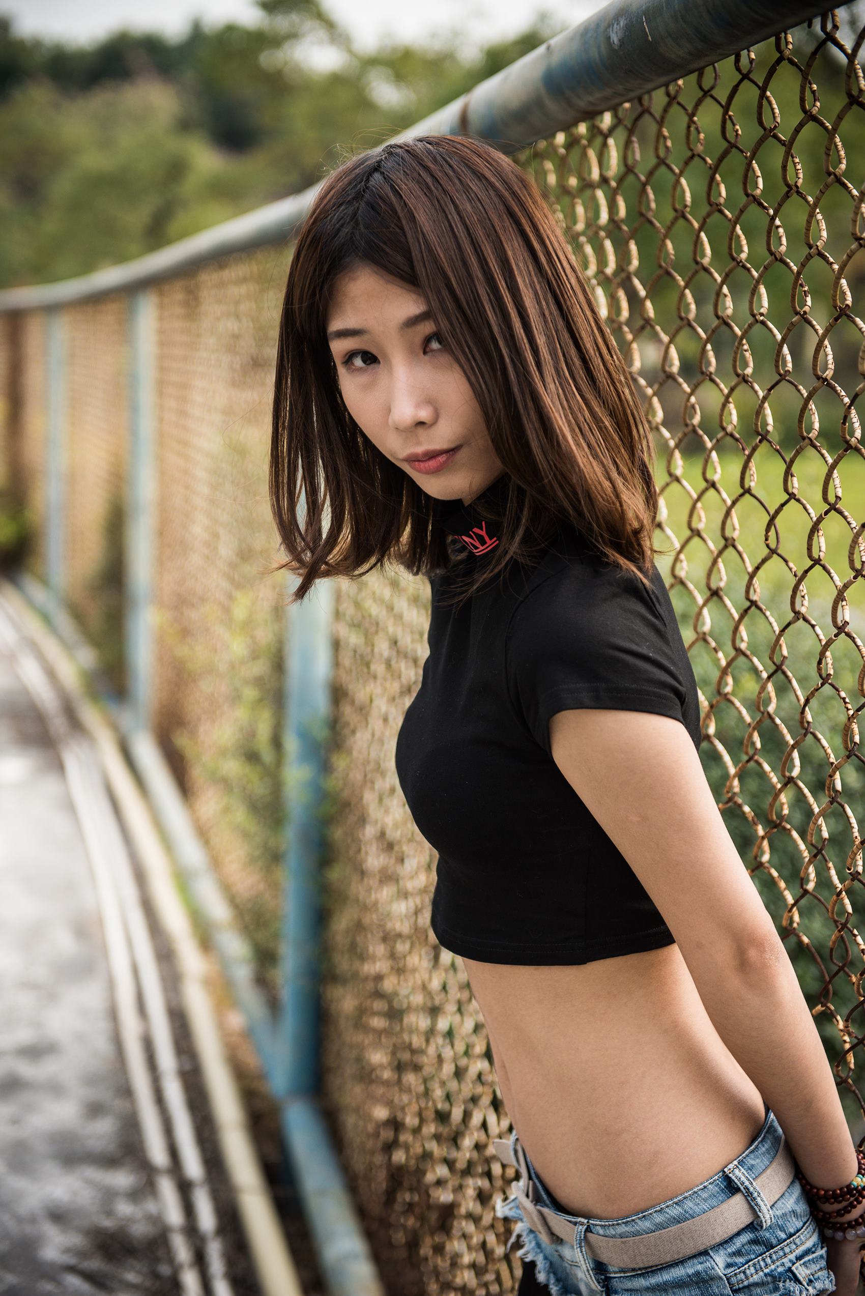 图片[4]-精选精选街拍作品 NO.1746 小透明DK街拍作品 – 反光黑丝翘臀热裤妹[44P]-草丛看图