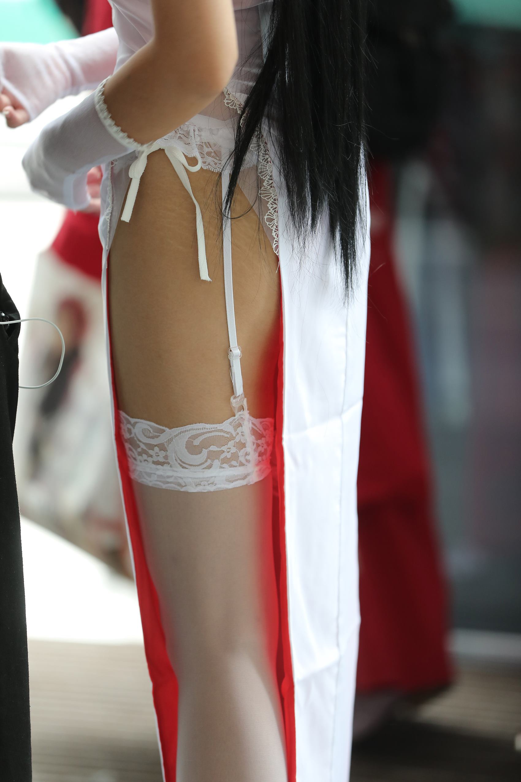 图片[5]-精选精选街拍作品 NO.1720 辉辉街拍作品 – 极品高开衩旗袍白色丝袜美腿美眉[62P]-草丛看图